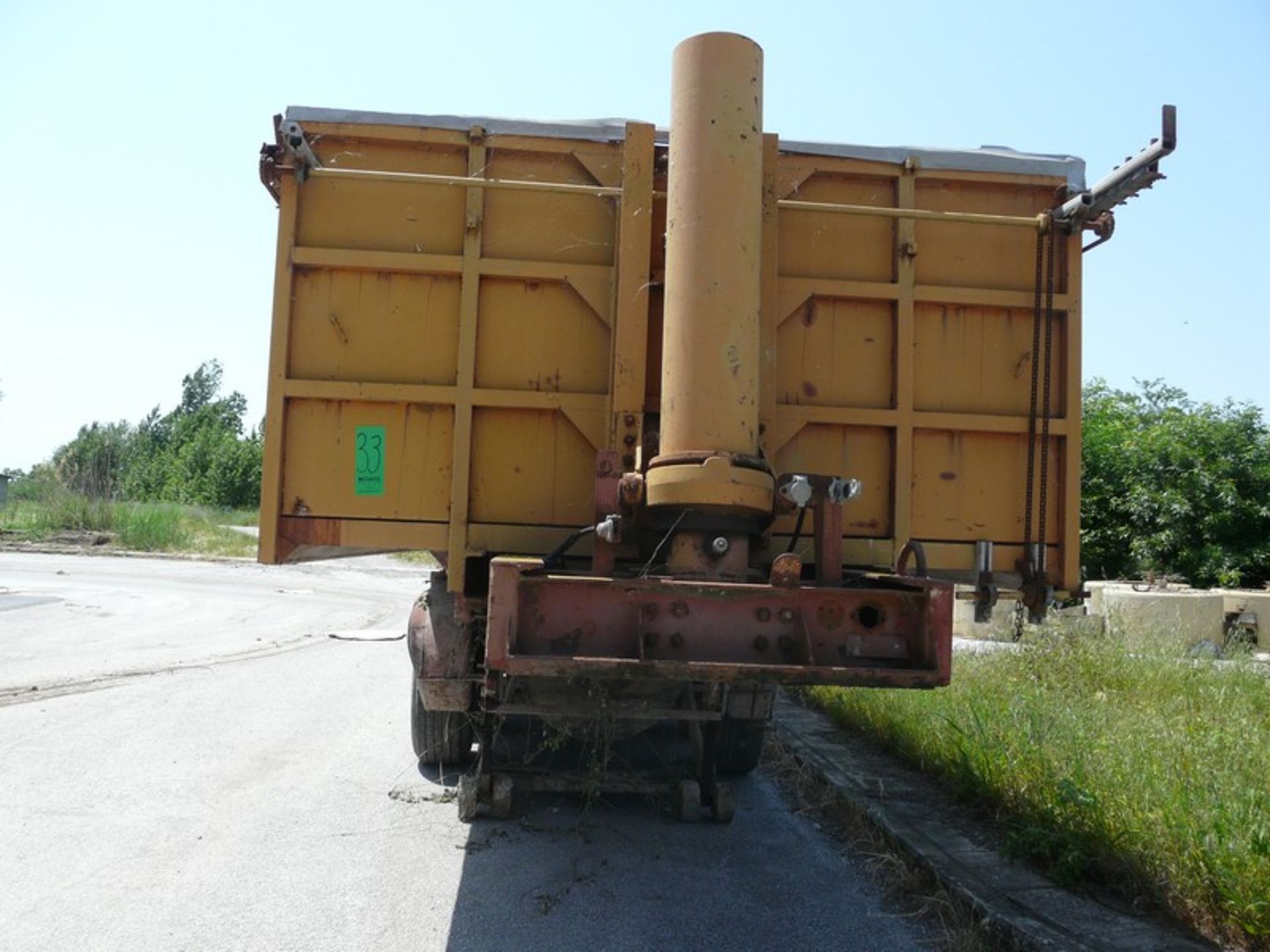 3 AXILE BACK LIFT FOR OFF LOADING GRAVEL WITH SYSTEM TO COVER BACK PART (Located in Greece - Plati