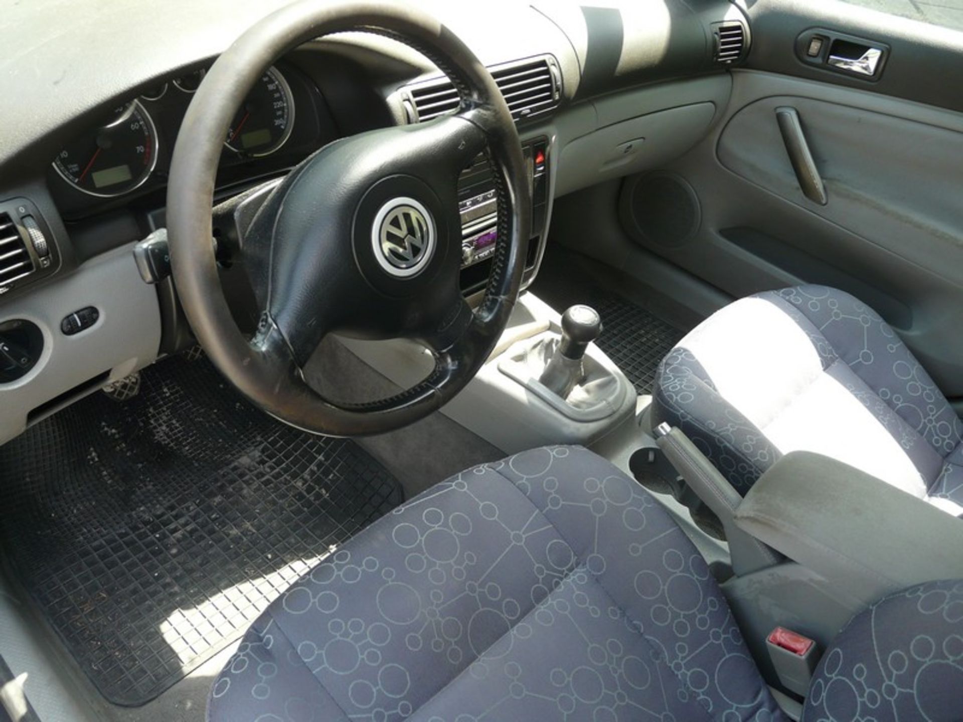 VW PASSAT 1.8 T PETROL, 5 doors , REG ZMK 4120, KM 340233, Year: 2002 (Located in Greece - Plati - Bild 5 aus 6
