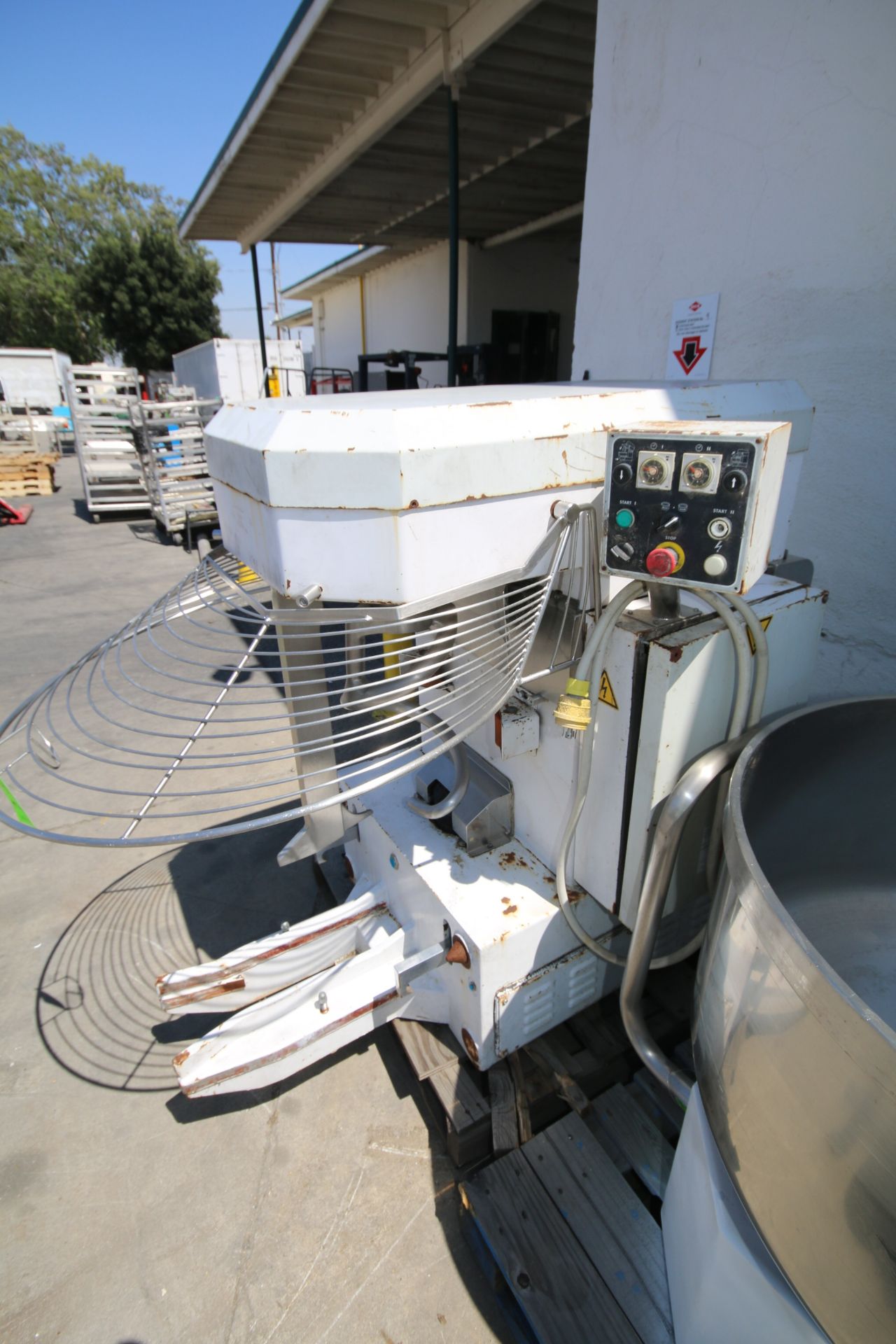 Dough Mix/Lift System, with Titling S/S Mixer, (2) S/S Rotating Mixing Totes, with (1) Column Tote - Bild 4 aus 8