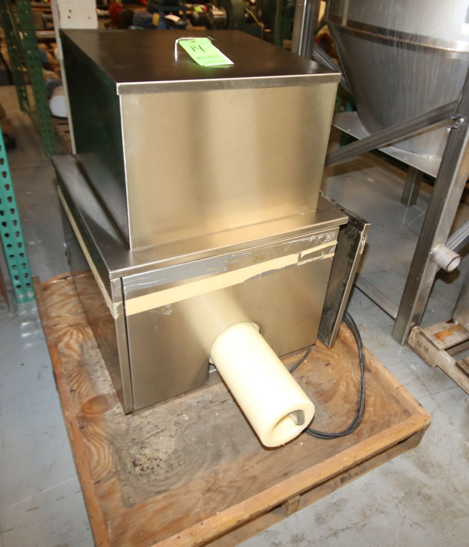 Accu-Rate S/S Dry Material Feeder, S/N 1204-88-0189, with 22" W x 22" W x 34" D Hopper with Lid,