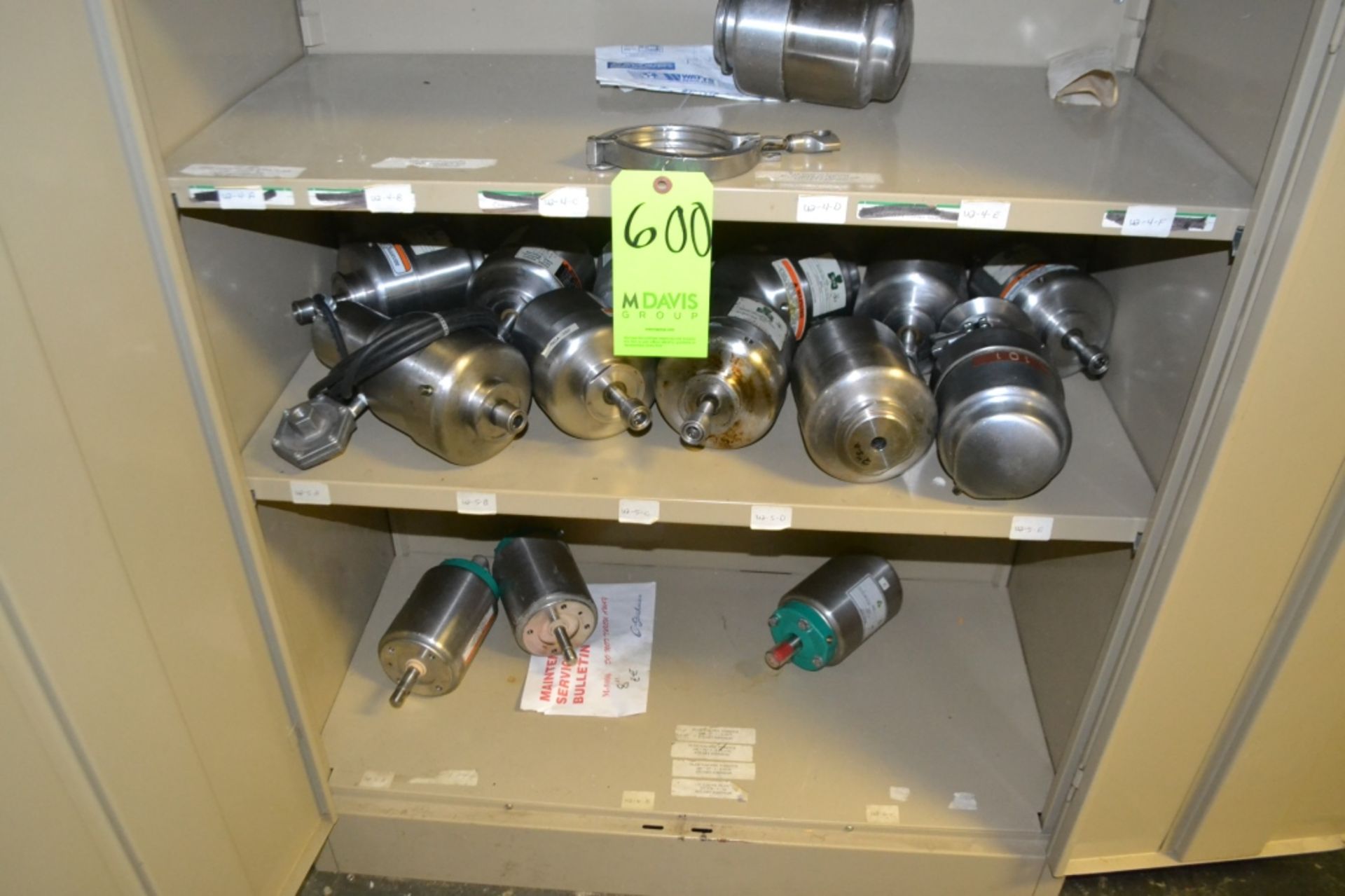 Lot of Air Valve Parts Including Over (20) Actuators and Numerous Bodies and Assorted Parts on Shelf - Bild 2 aus 2
