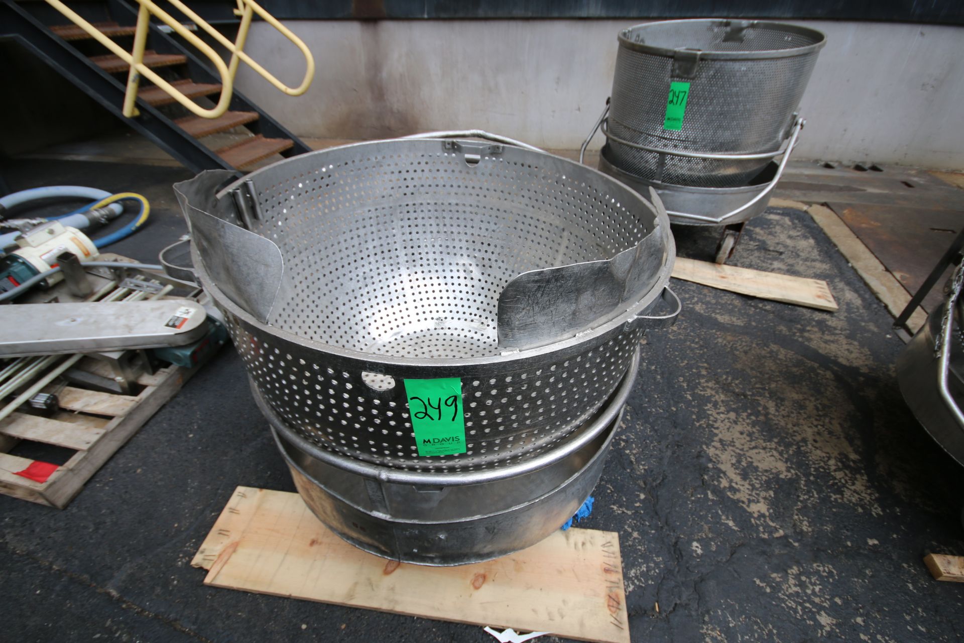 ~40" W x 24" D S/S Basket Strainer with Buggy