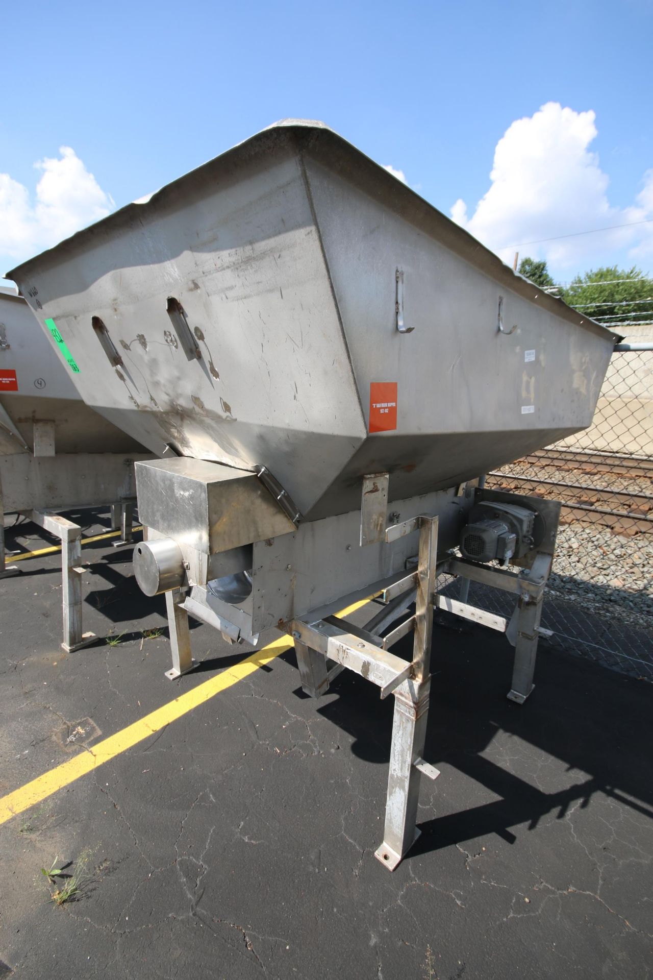 92" L x 60" W x 46" D S/S Auger Feed Hopper with 14" S/S Bottom Powered Auger - Image 4 of 7