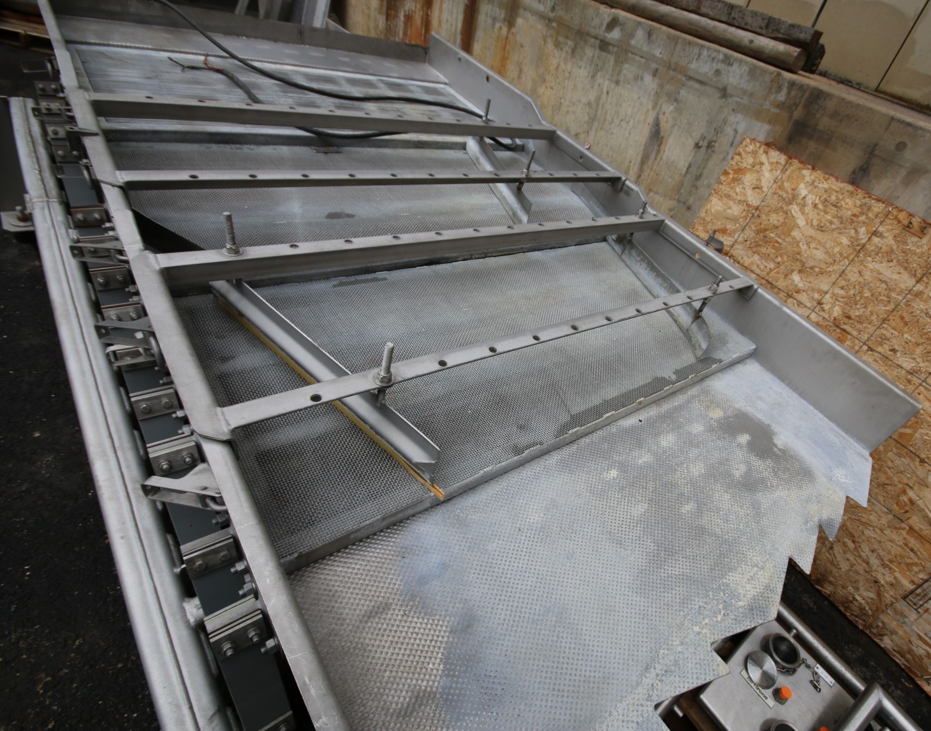 Key Iso Flo - 8 ft L x 53" W S/S Vibratory Shaker Deck with - Set up for (3) Screens, with Bottom - Image 2 of 7