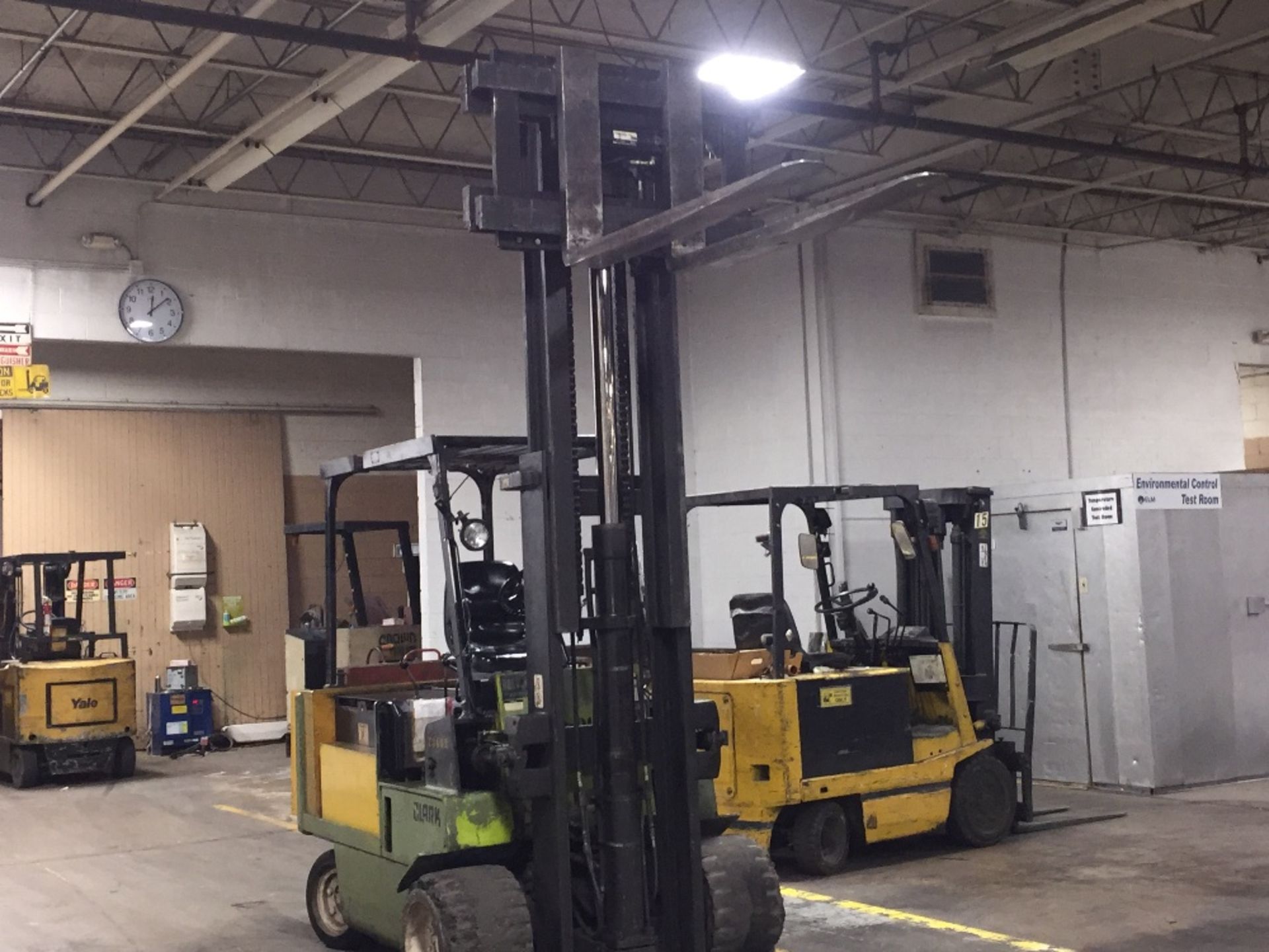 Clark Heavy duty 8000 pound Sit Down Forklift Truck battery operated. Battery weak (Rigging and - Image 20 of 38