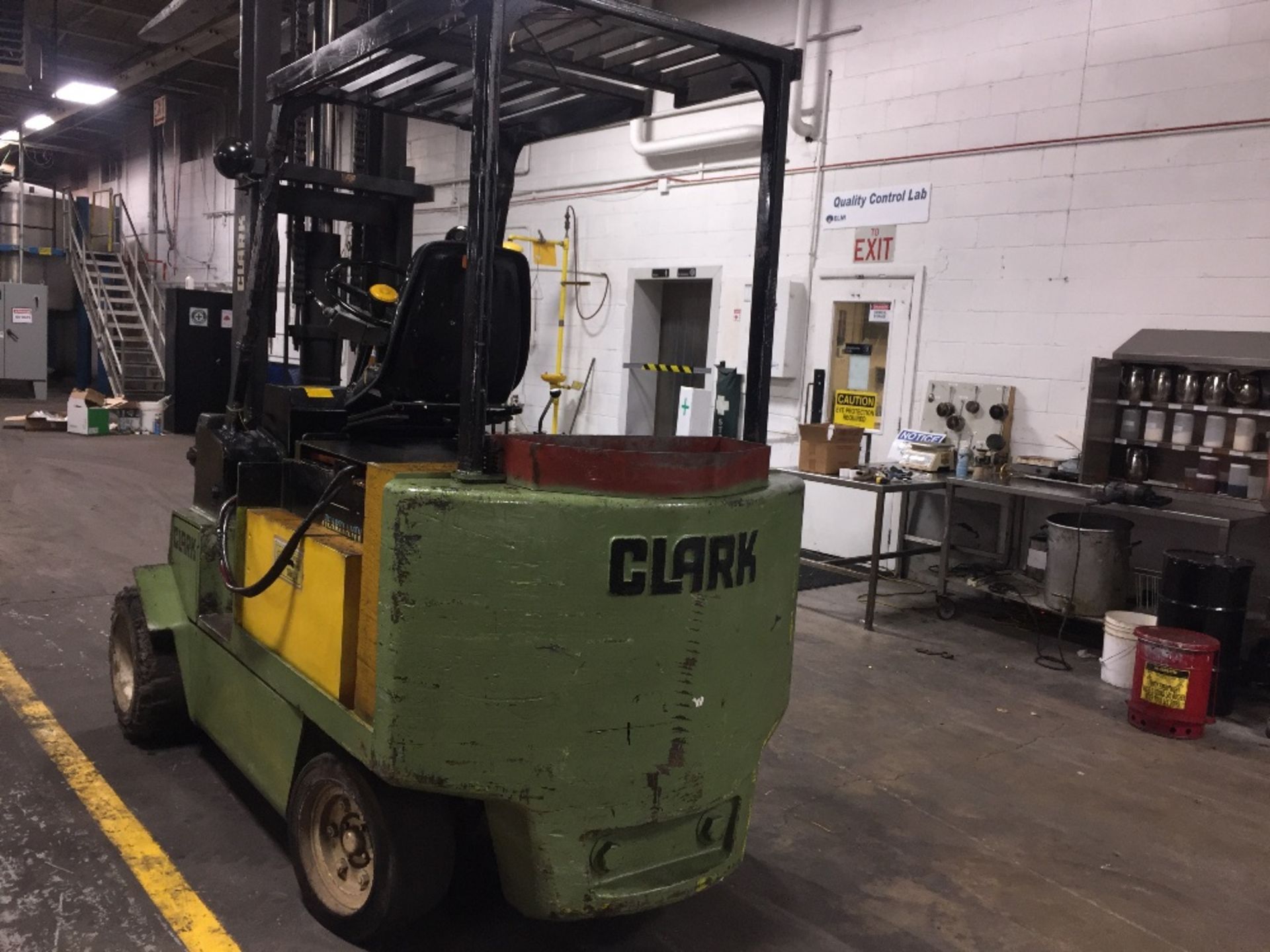 Clark Heavy duty 8000 pound Sit Down Forklift Truck battery operated. Battery weak (Rigging and - Image 24 of 38