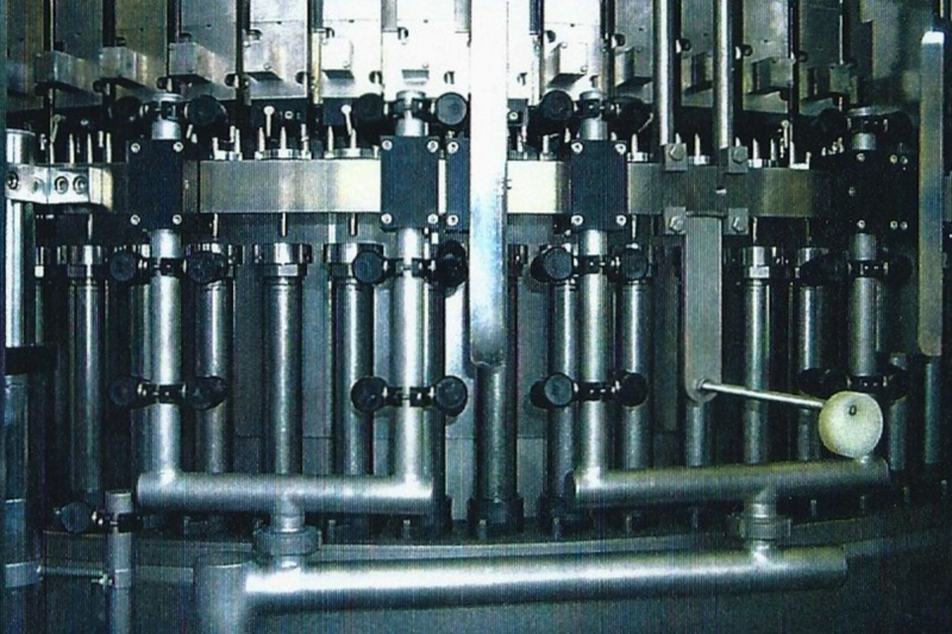 KHS 96 Valve Glass/PET Filler with Alcoa 24 Head Capper, 96 Computer Controlled Filling Valves - Image 9 of 11