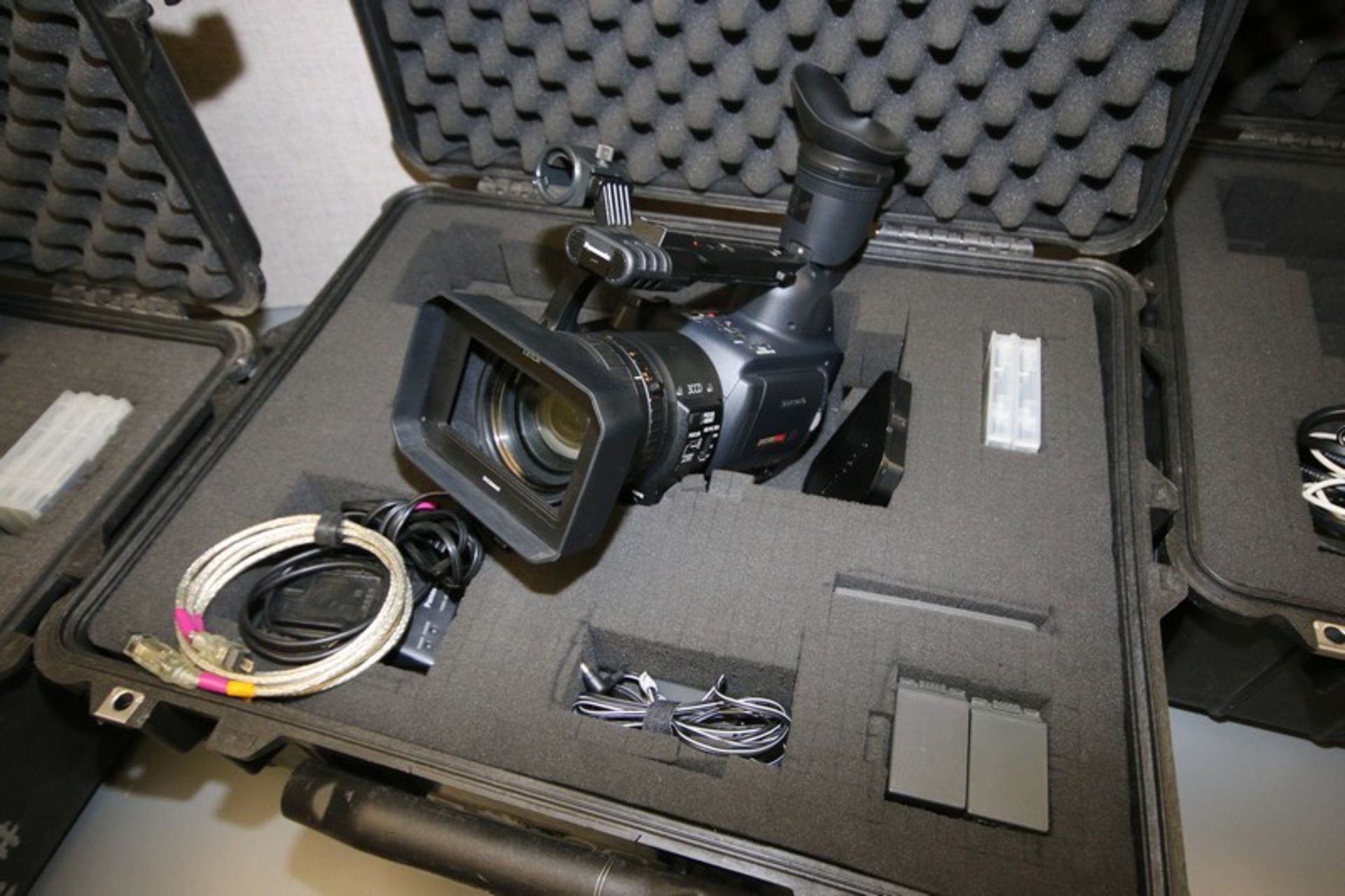 Panasonic DVC Pro HDP2 - Professional grade digital camcorder, P2 card storage - Model AG-HVX200AP - - Image 2 of 2