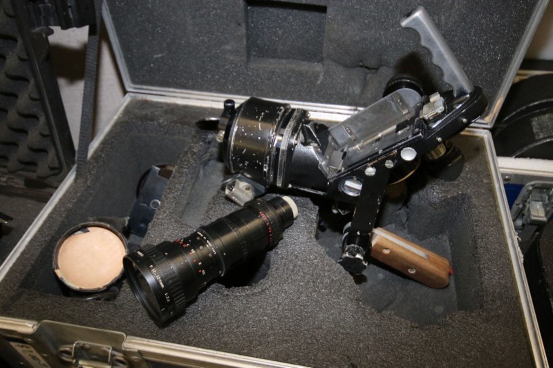 Angenieux Camera Eclair 16- w/12-120 Angenieux Zoom Lens 10x12, magazines, sound synced 16mm film - Image 2 of 2