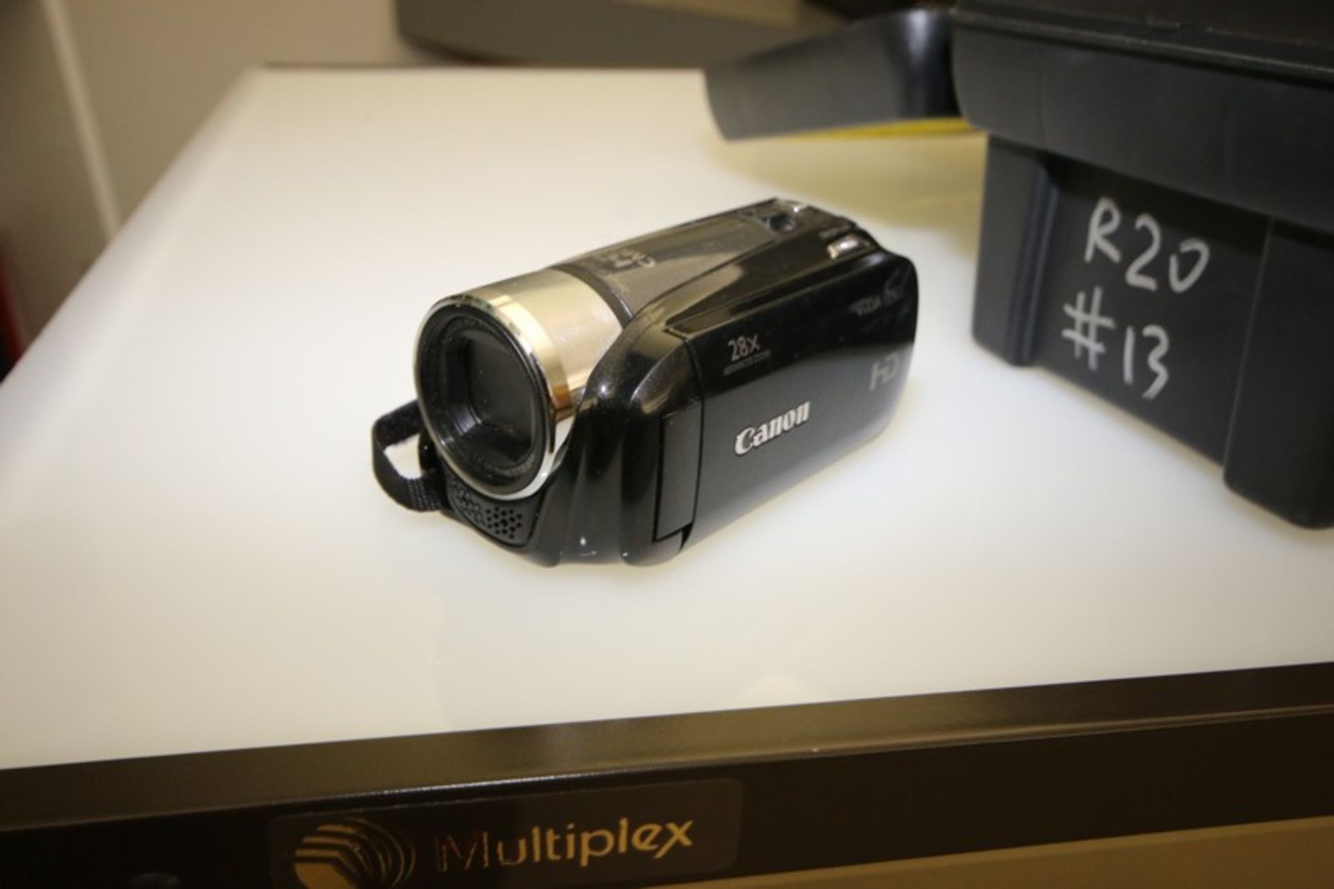 Canon camcorders - 8GB internal flash drive, two SDXC-compatible memory cards, Relay Recording, 3.0" - Image 2 of 2