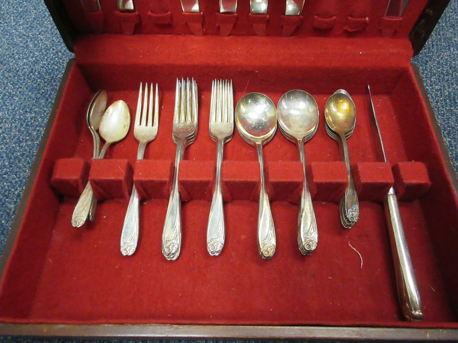 ANTIQUE SILVERWARE SET COMES IN WOODEN BOX - 31 PIECES + BOX - Image 2 of 3