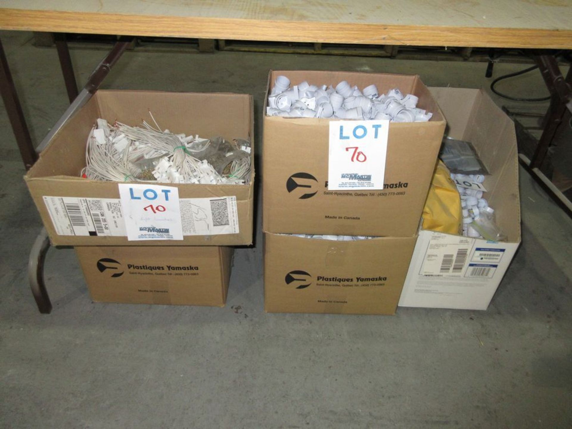 LOT INCLUDING : LIGHT CONNECTORS APPROX. 2000