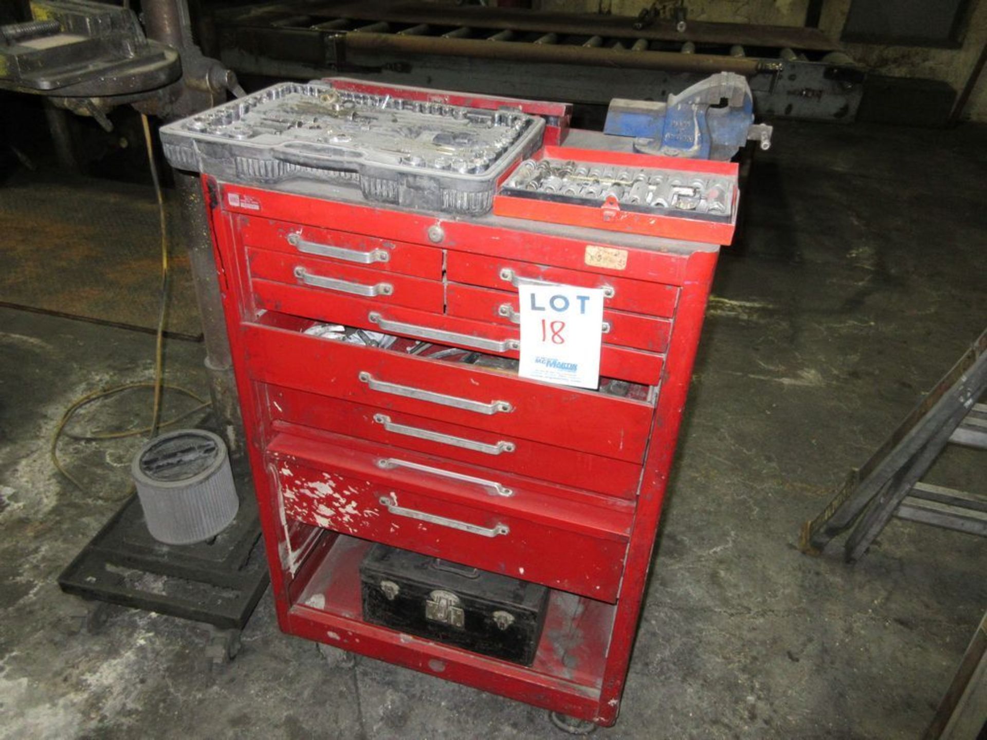 LOT INCLUDING TOOL BOX ON WHEELS WITH TOOLS