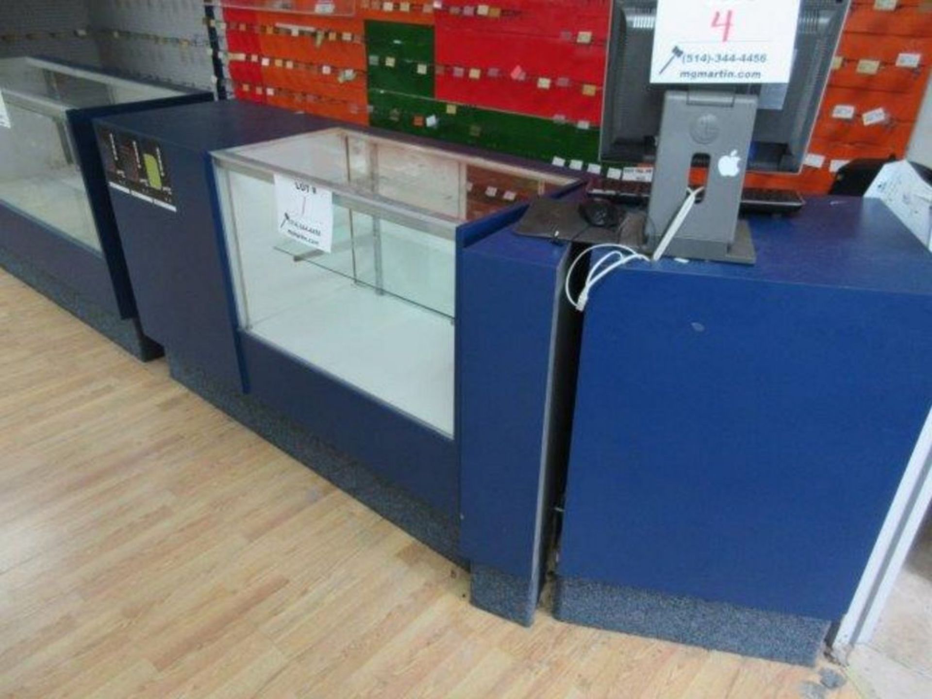 Glass display case 5 Ft. Wide x 20'' Deep x 38'' high and corner unit - Image 2 of 2