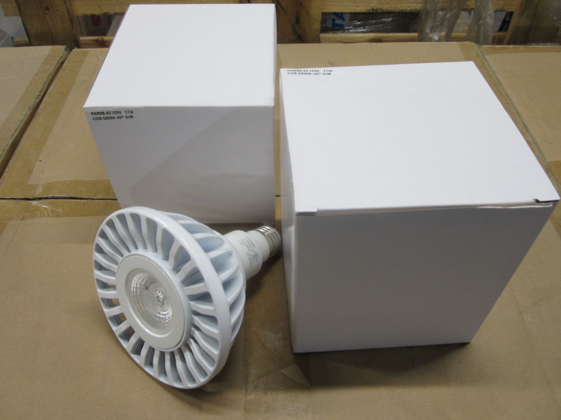 PAR 38, 5000 K, 17 WATTS (LED) BULBS (32 PIECES)