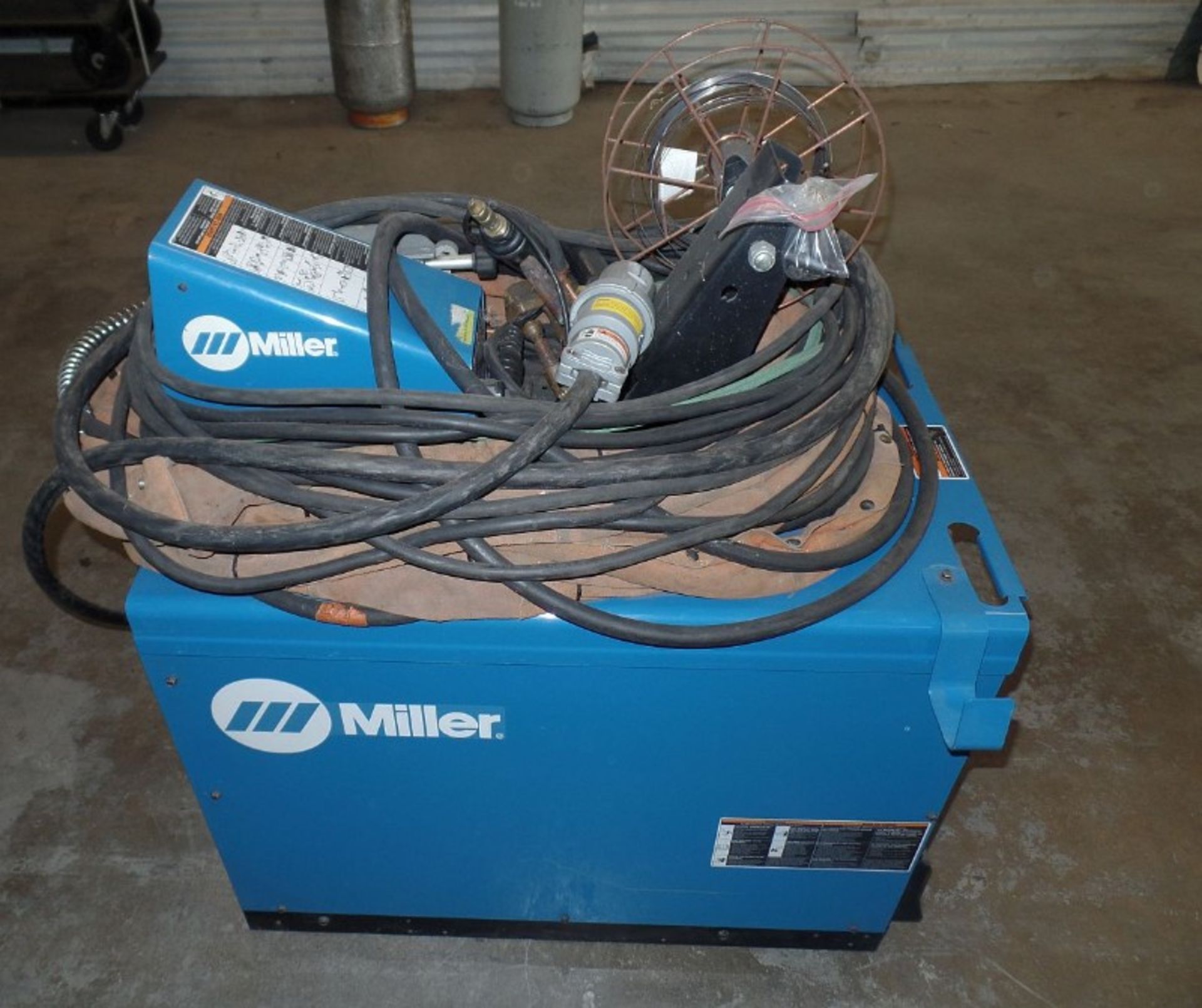 Miller Deltaweld 452 MIG Welder, wire feeder, s/n MC480018C - Image 2 of 5