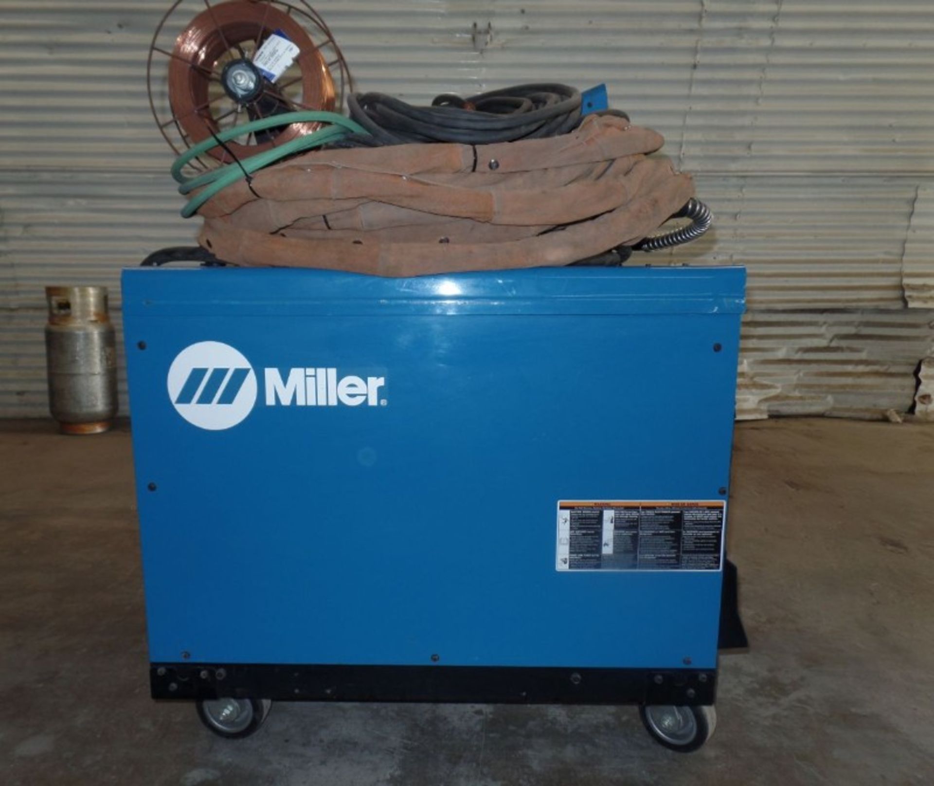 Miller Deltaweld 452 MIG Welder, wire feeder, s/n MC480016C - Image 2 of 5