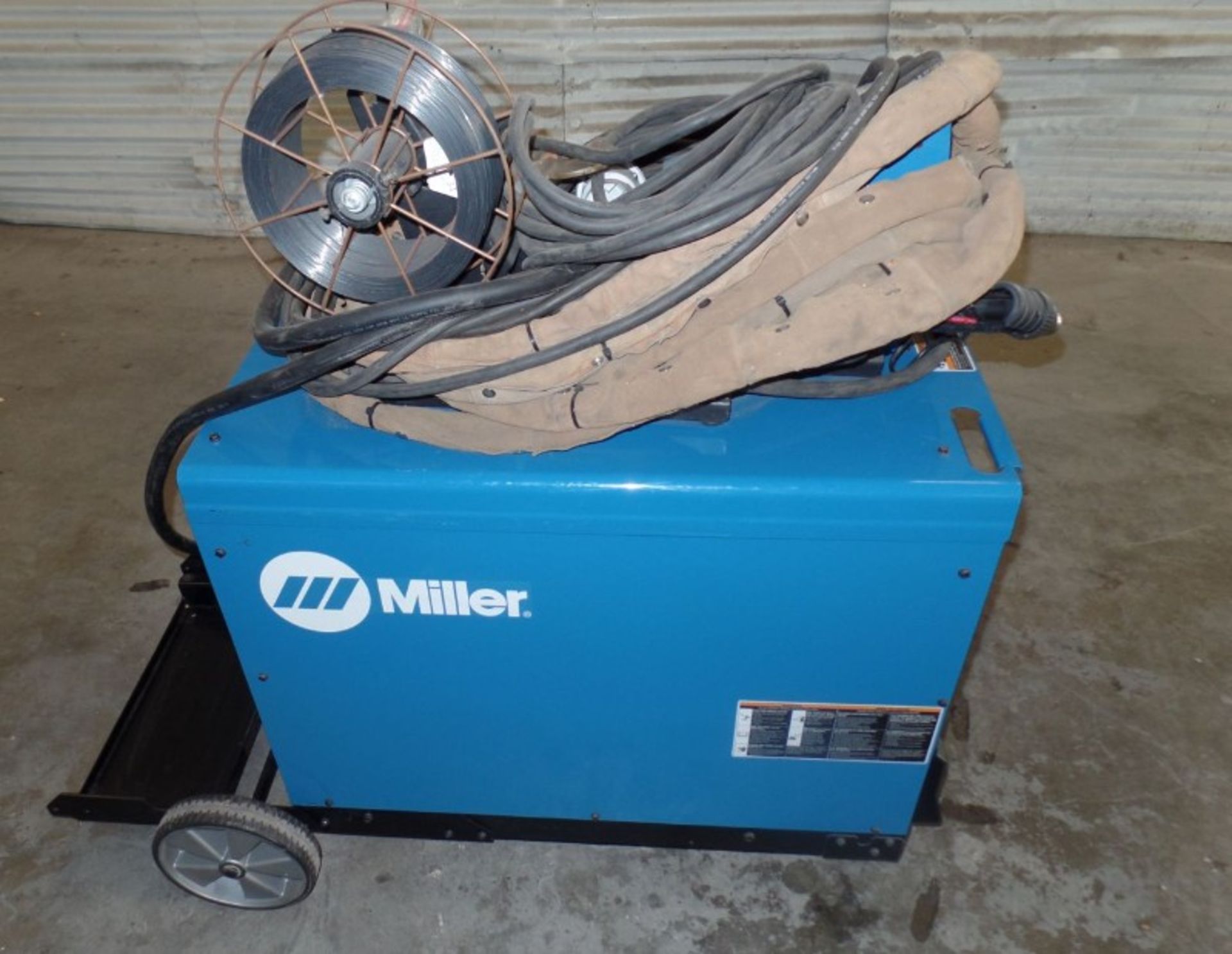 Miller Deltaweld 452 MIG Welder, wire feeder, s/n ME210139C - Image 2 of 5