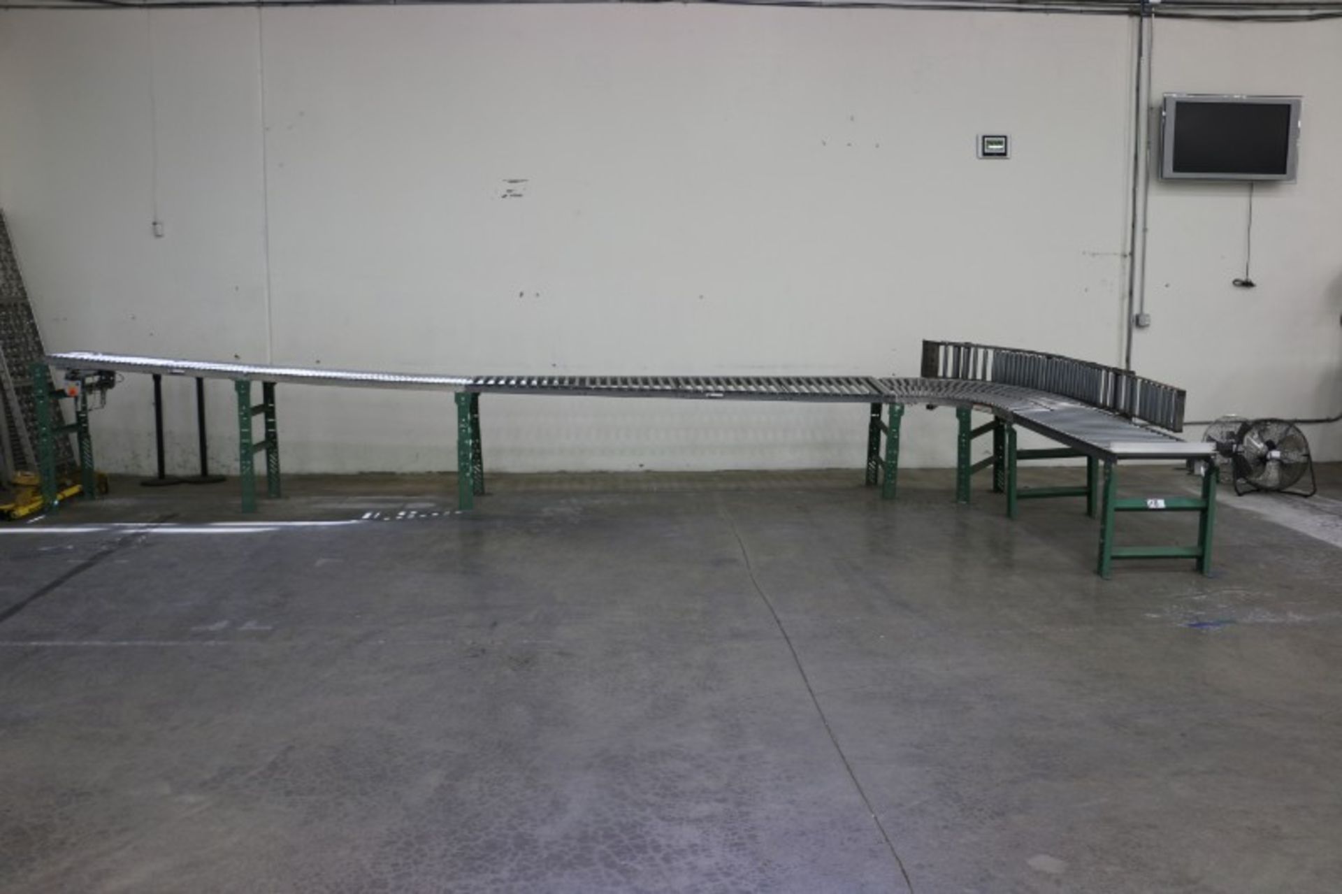 Roller Conveyer with turn, 28'L x 24"W, 90 deg turn, adjustable height - Image 2 of 4