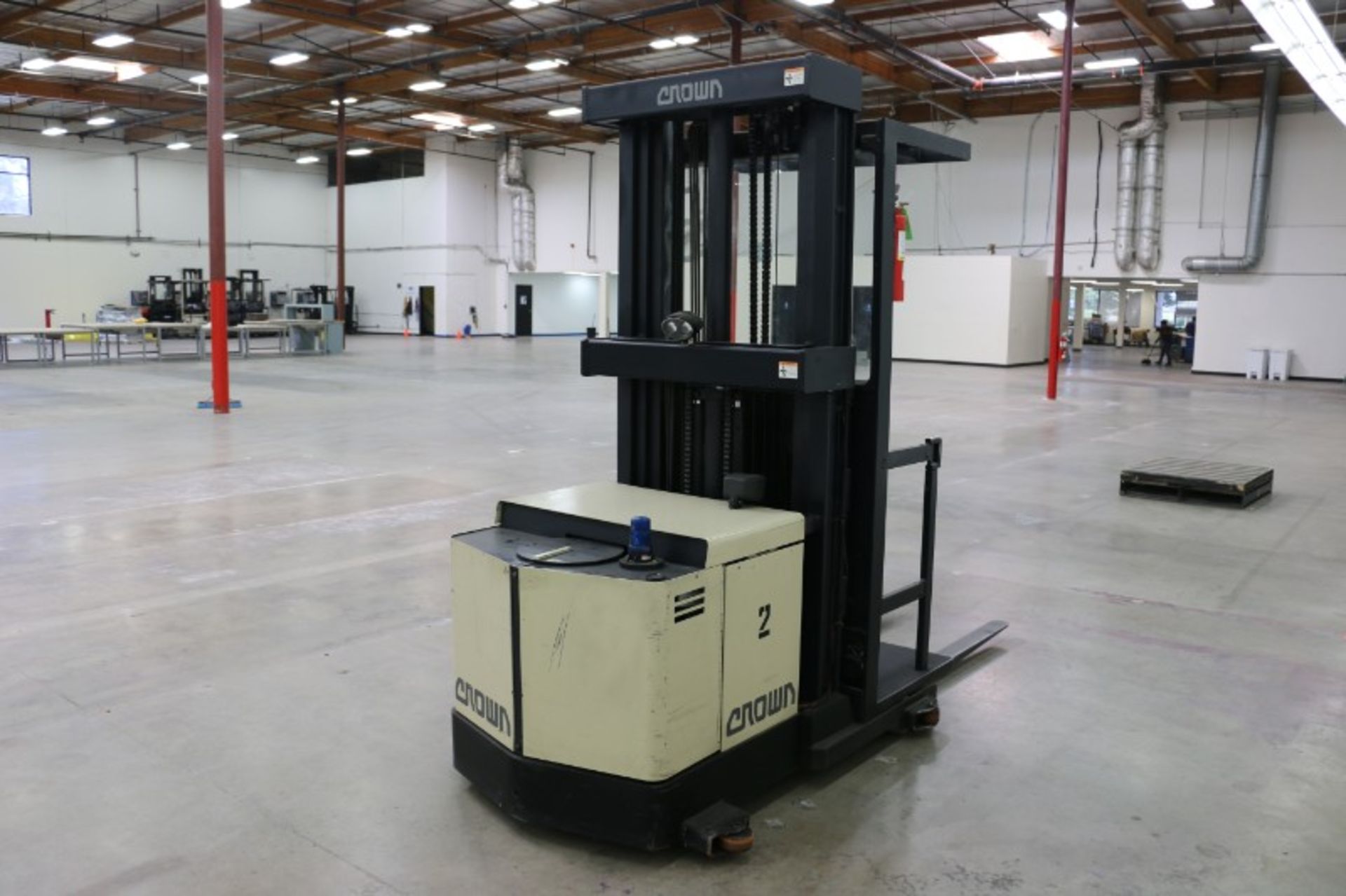 Crown 30SP36TT Order Picker, electric, 3000lb capacity, s/n 1A259792 with battery & 24V charger - Image 4 of 7