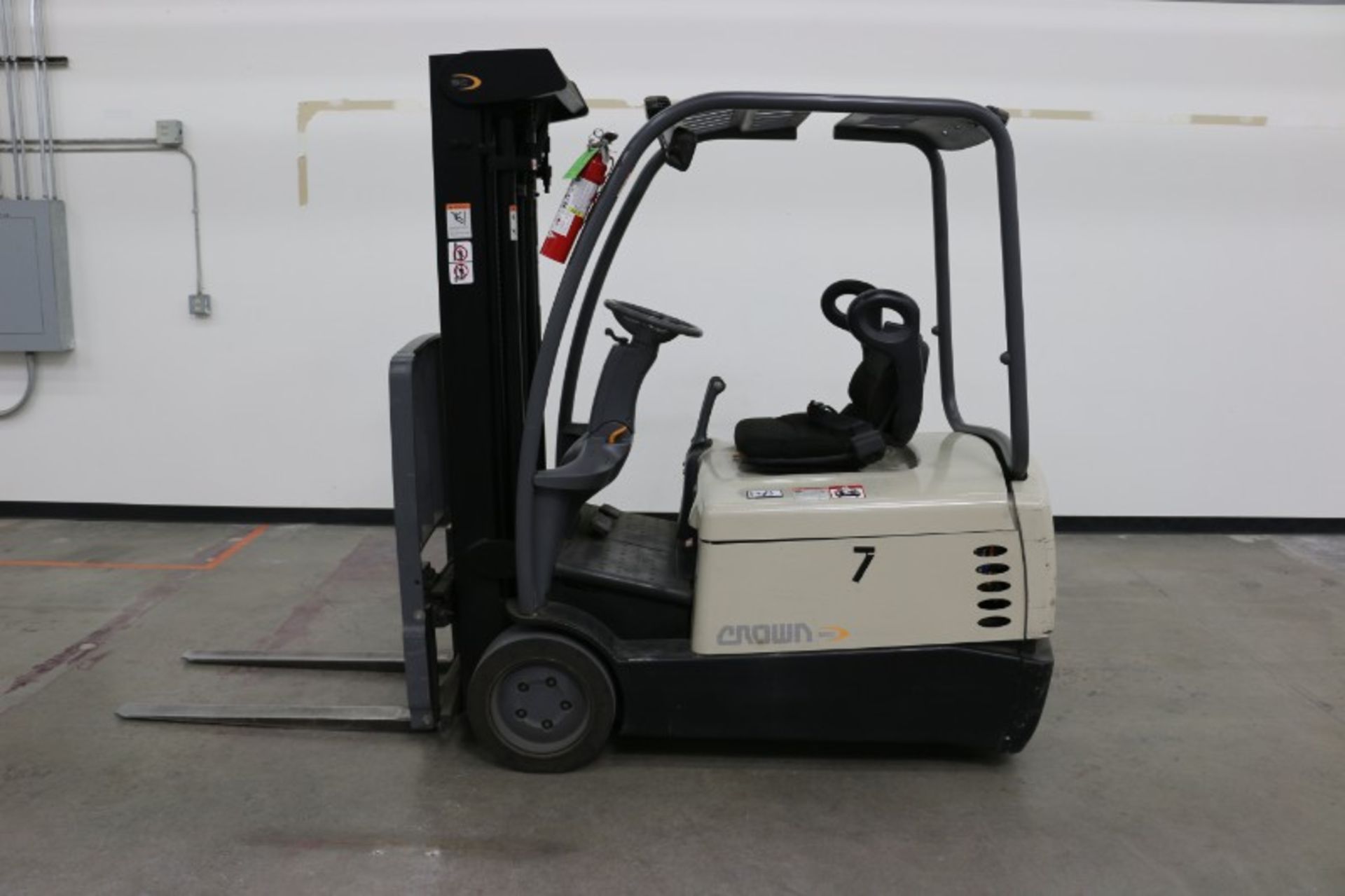 Crown SC4040-40 TT 190 Forklift,, electric , 4000lb capacity, cushion tire, side shift, s/n