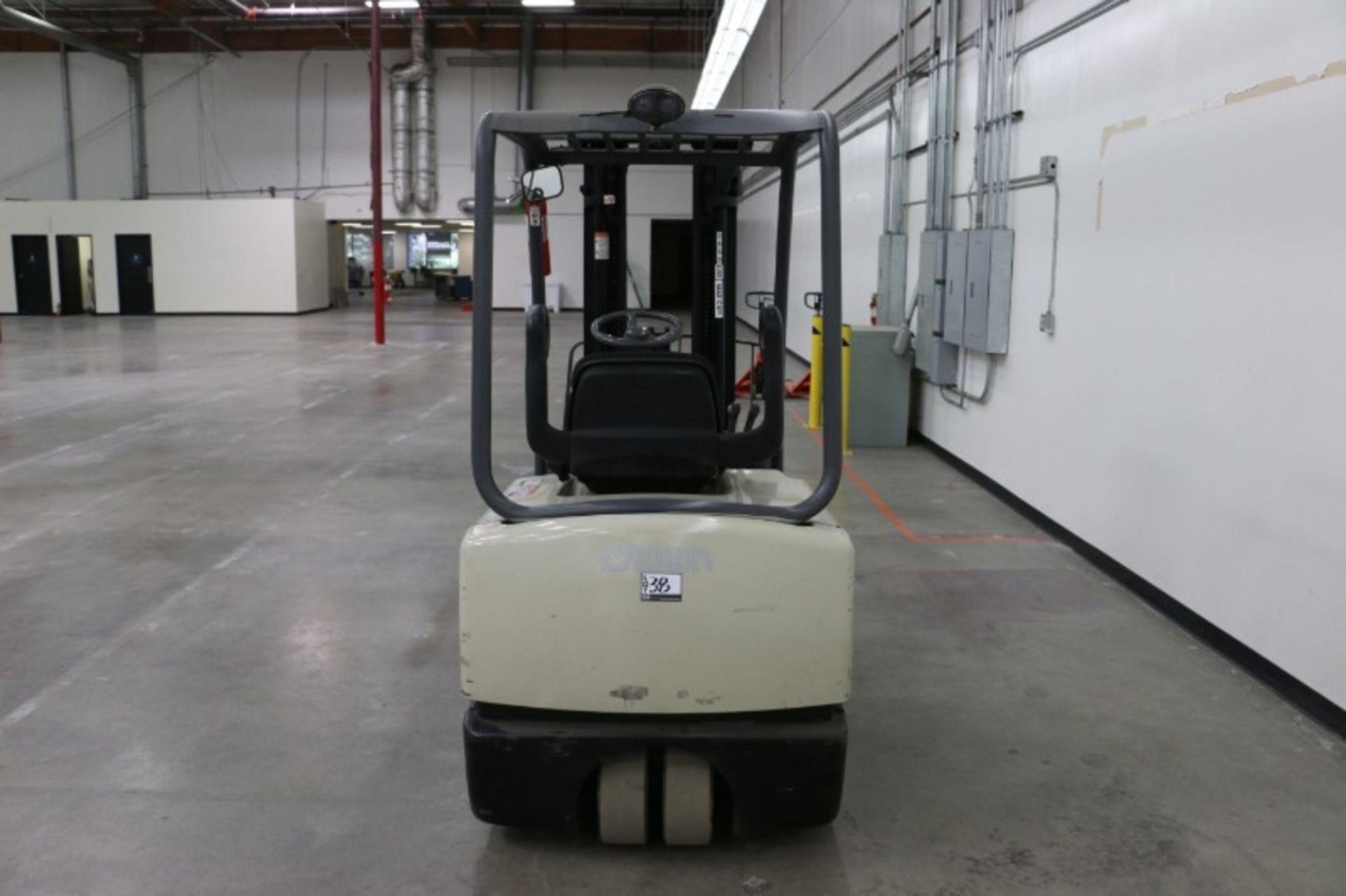 Crown SC4040-40 TT 190 Forklift,, electric , 4000lb capacity, cushion tire, side shift, s/n - Image 3 of 7