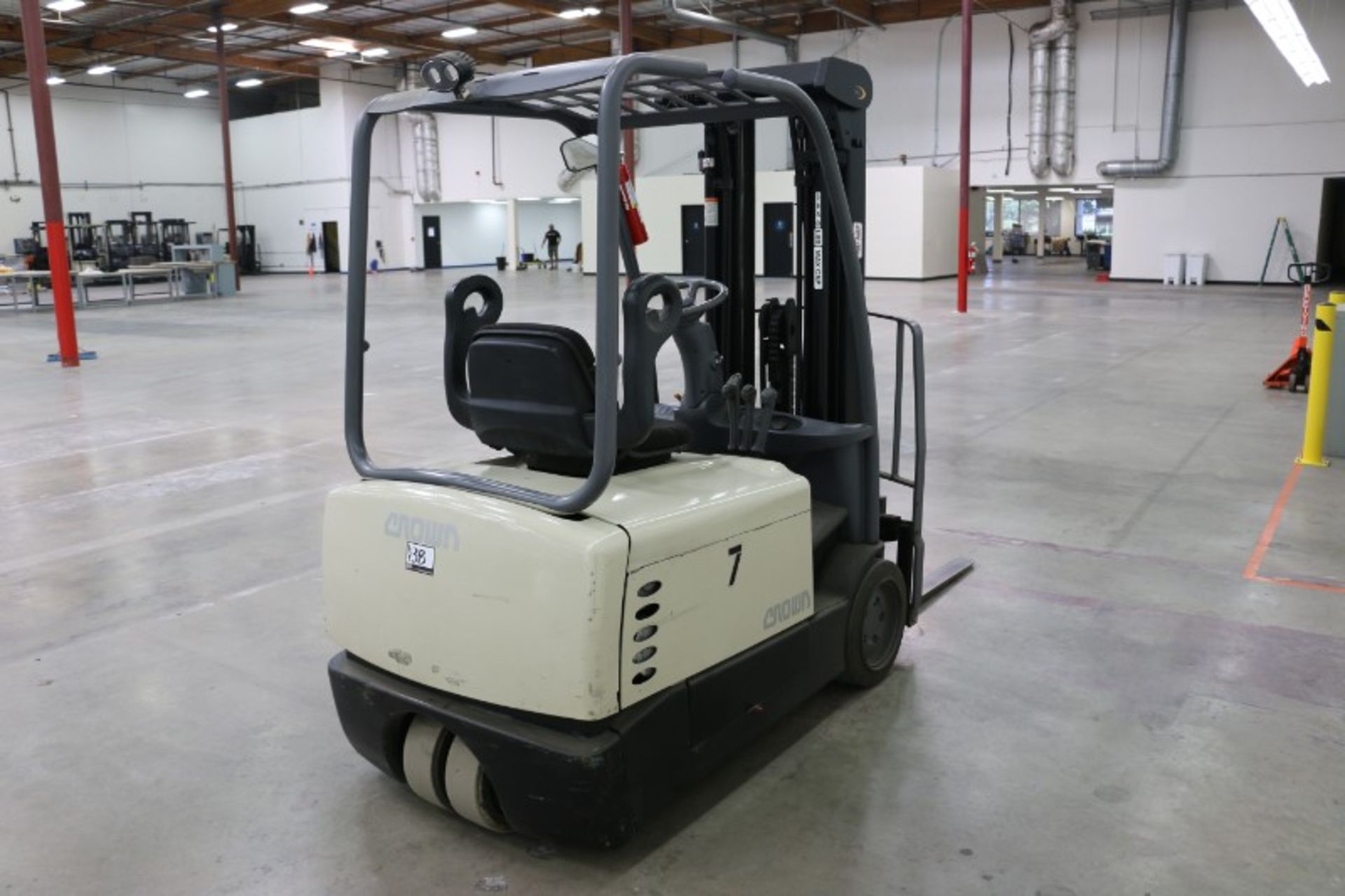 Crown SC4040-40 TT 190 Forklift,, electric , 4000lb capacity, cushion tire, side shift, s/n - Image 4 of 7