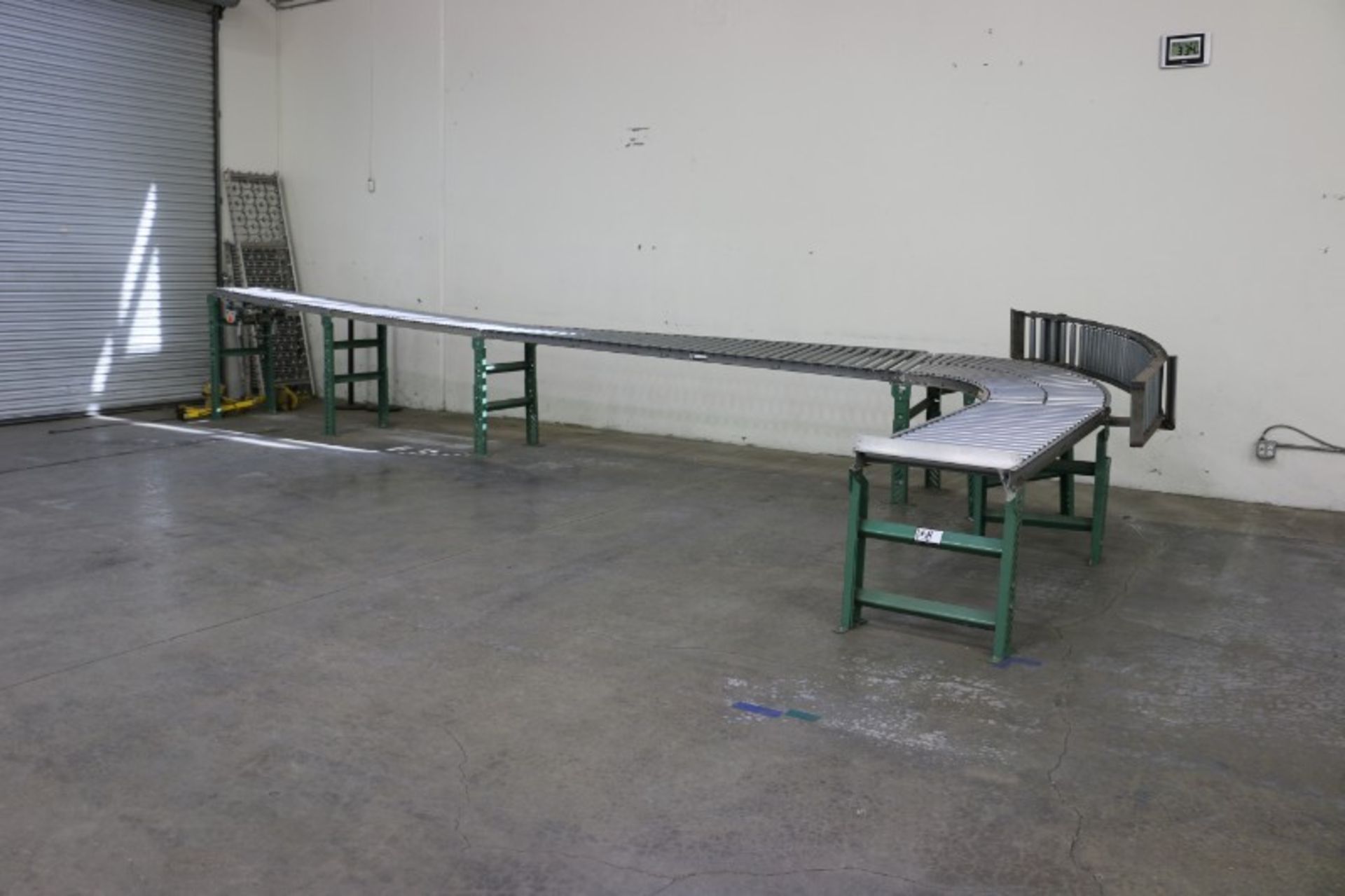 Roller Conveyer with turn, 28'L x 24"W, 90 deg turn, adjustable height - Image 3 of 4