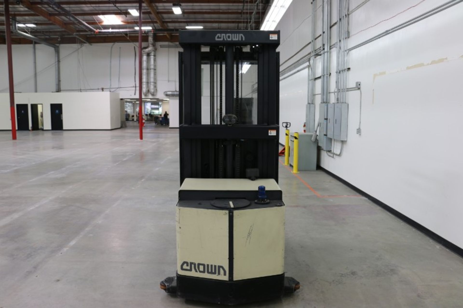 Crown 30SP36TT Order Picker, electric, 3000lb capacity, s/n 1A259792 with battery & 24V charger - Image 3 of 7