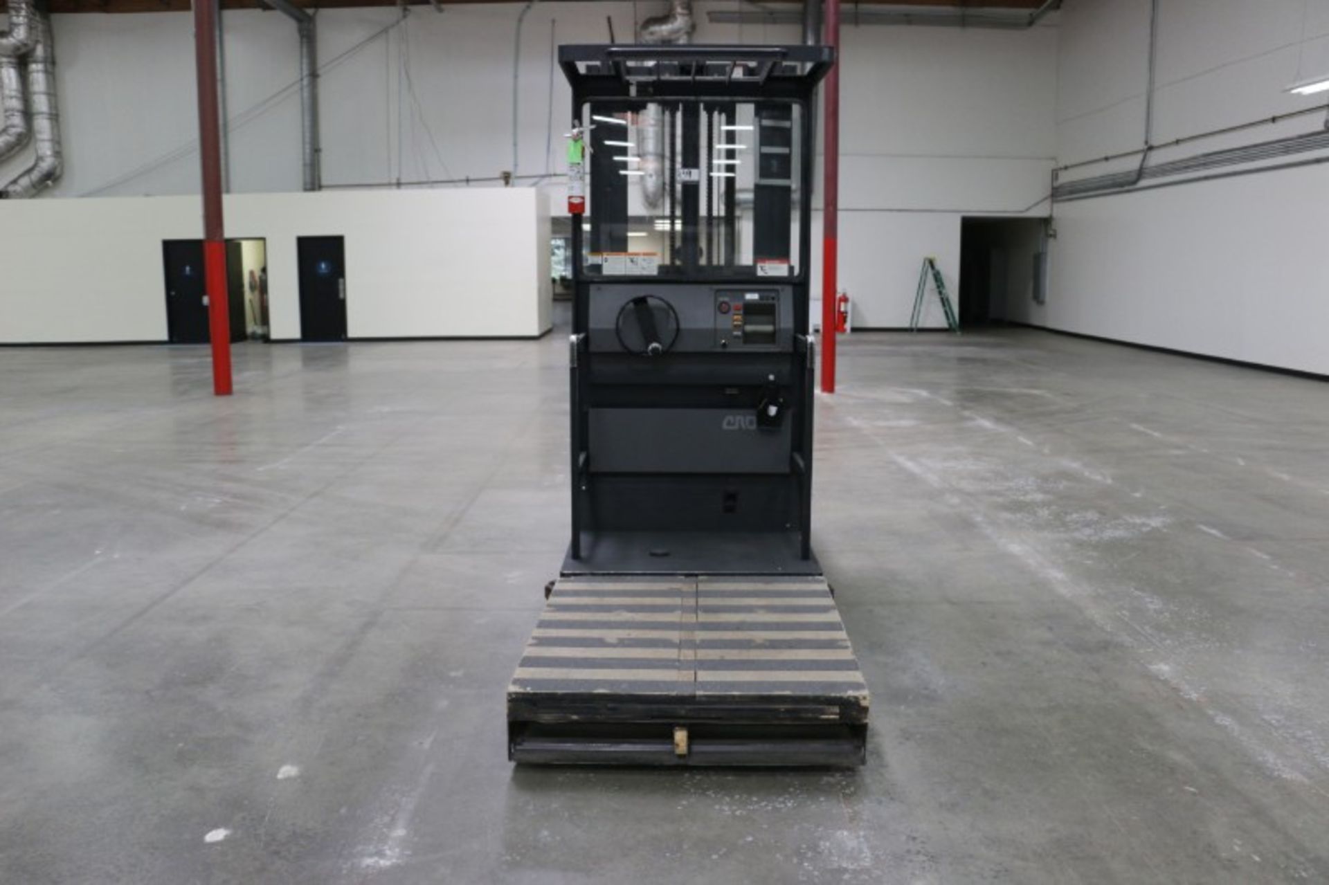 Crown 30SP36TT Order Picker, electric, 3000lb capacity, s/n 1A259792 with battery & 24V charger - Image 5 of 7