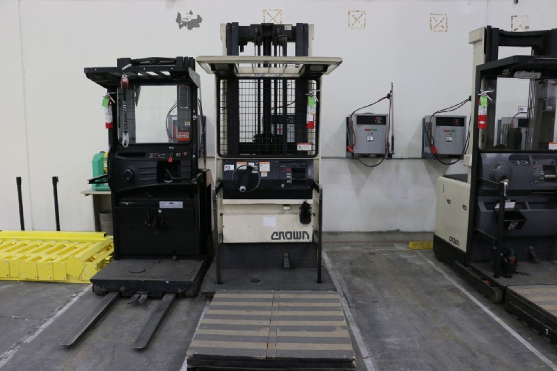 Crown 30SP42TT Order Picker, electric, 3000lb capacity, s/n 1A139239 with battery & 24V charger - - Image 2 of 5