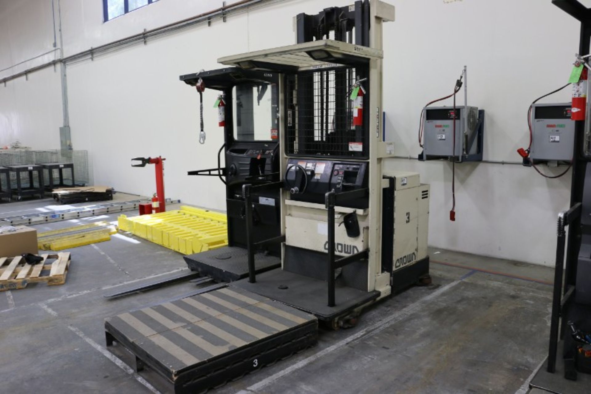 Crown 30SP42TT Order Picker, electric, 3000lb capacity, s/n 1A139239 with battery & 24V charger - - Image 3 of 5