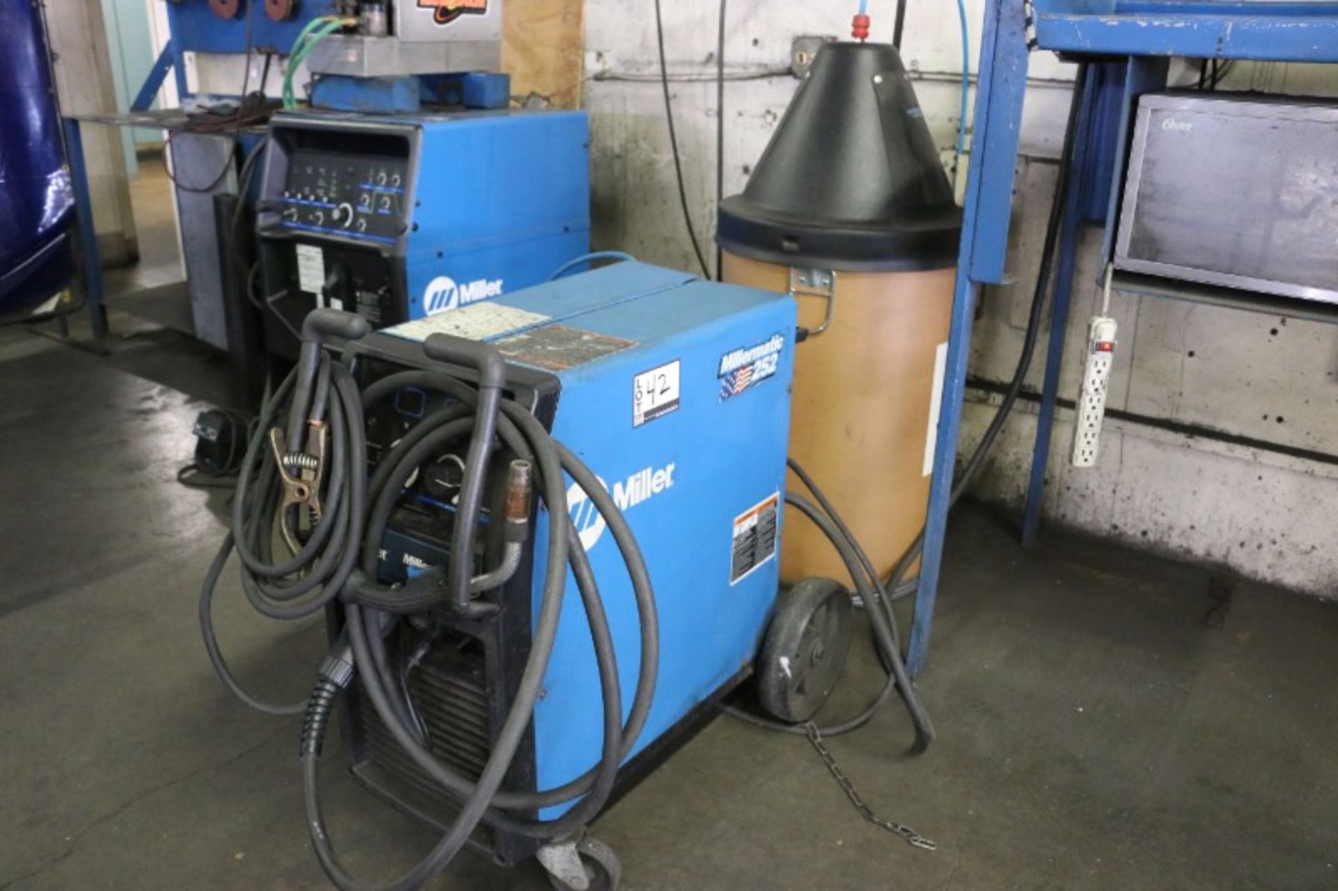 Miller Millermatic 252 S/N LH310407B with Wire Wizard Wire Barrel - Image 2 of 5