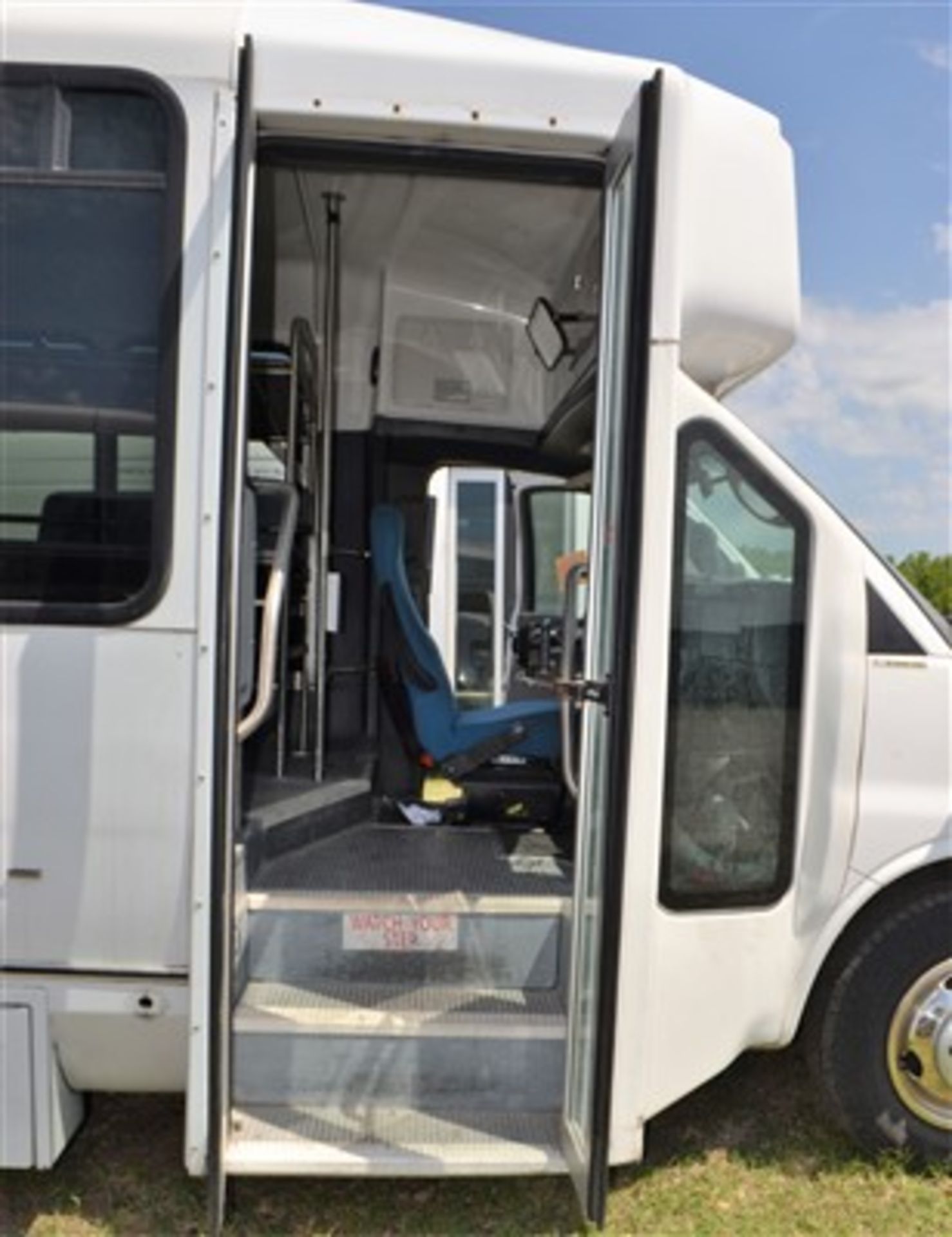 2011 Chevy Eldorado Duramax Diesel Bus - Image 9 of 10