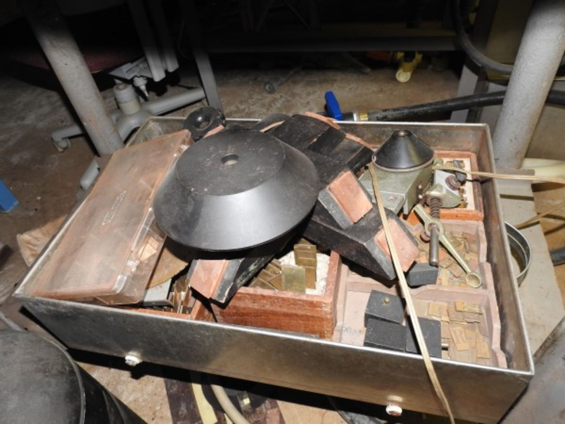 METAL WORK BENCH AND CONTENTS - Image 2 of 5