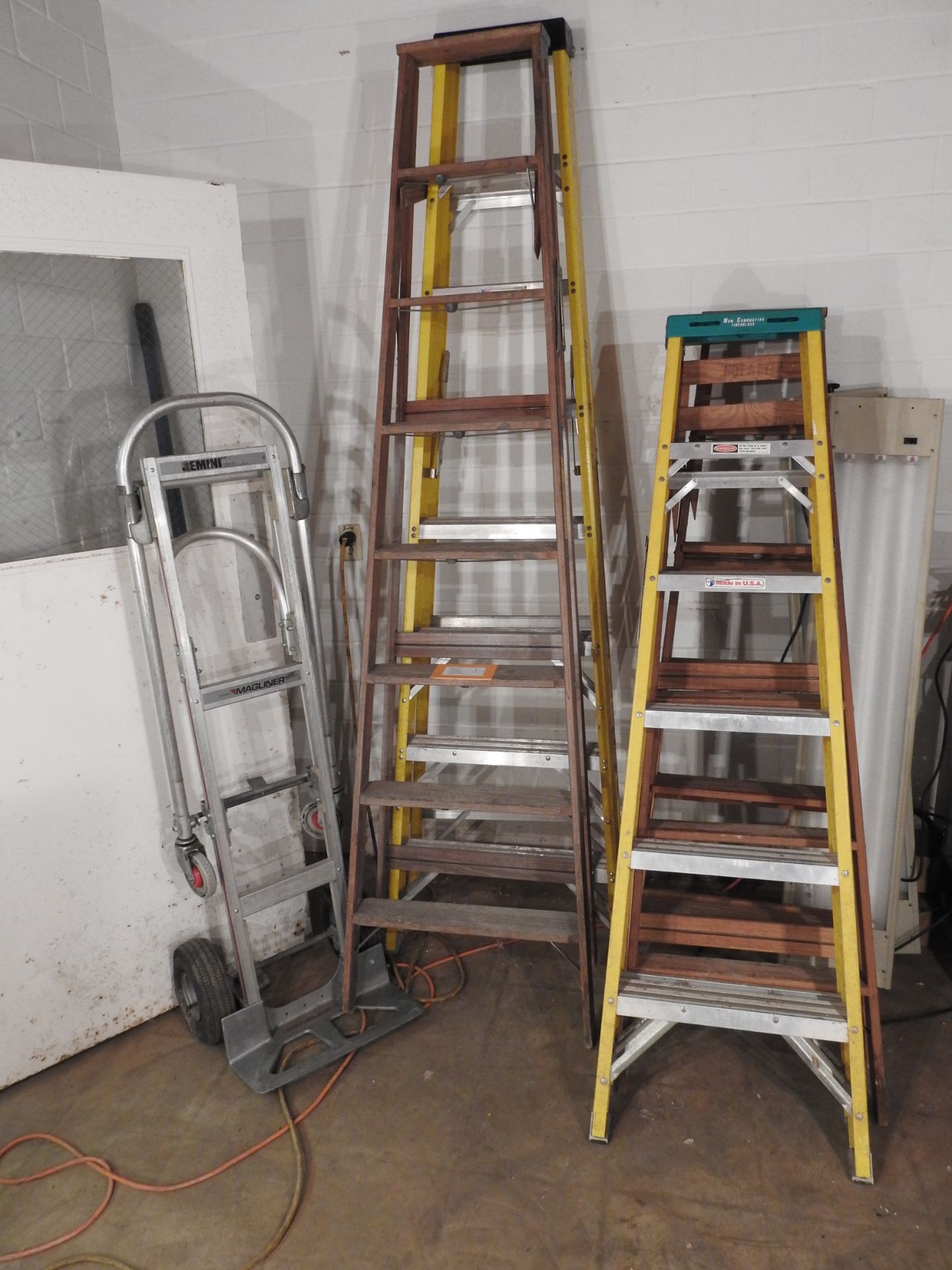 5 Ladders and 1 Dolly - Image 2 of 8
