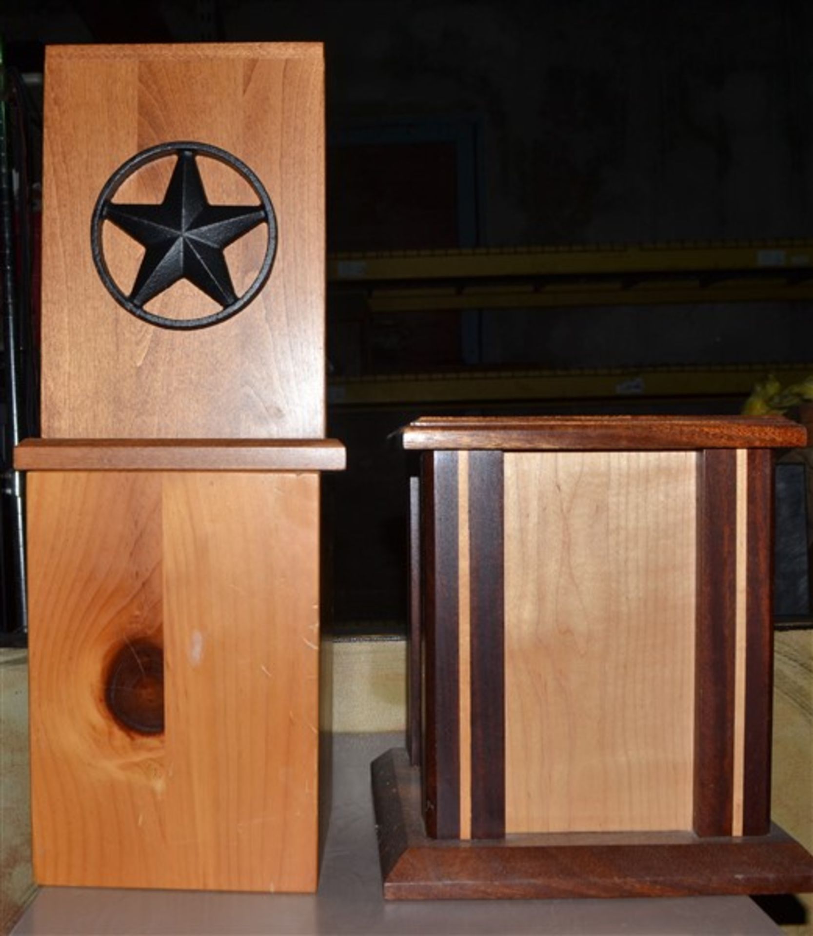 3 Urn stands