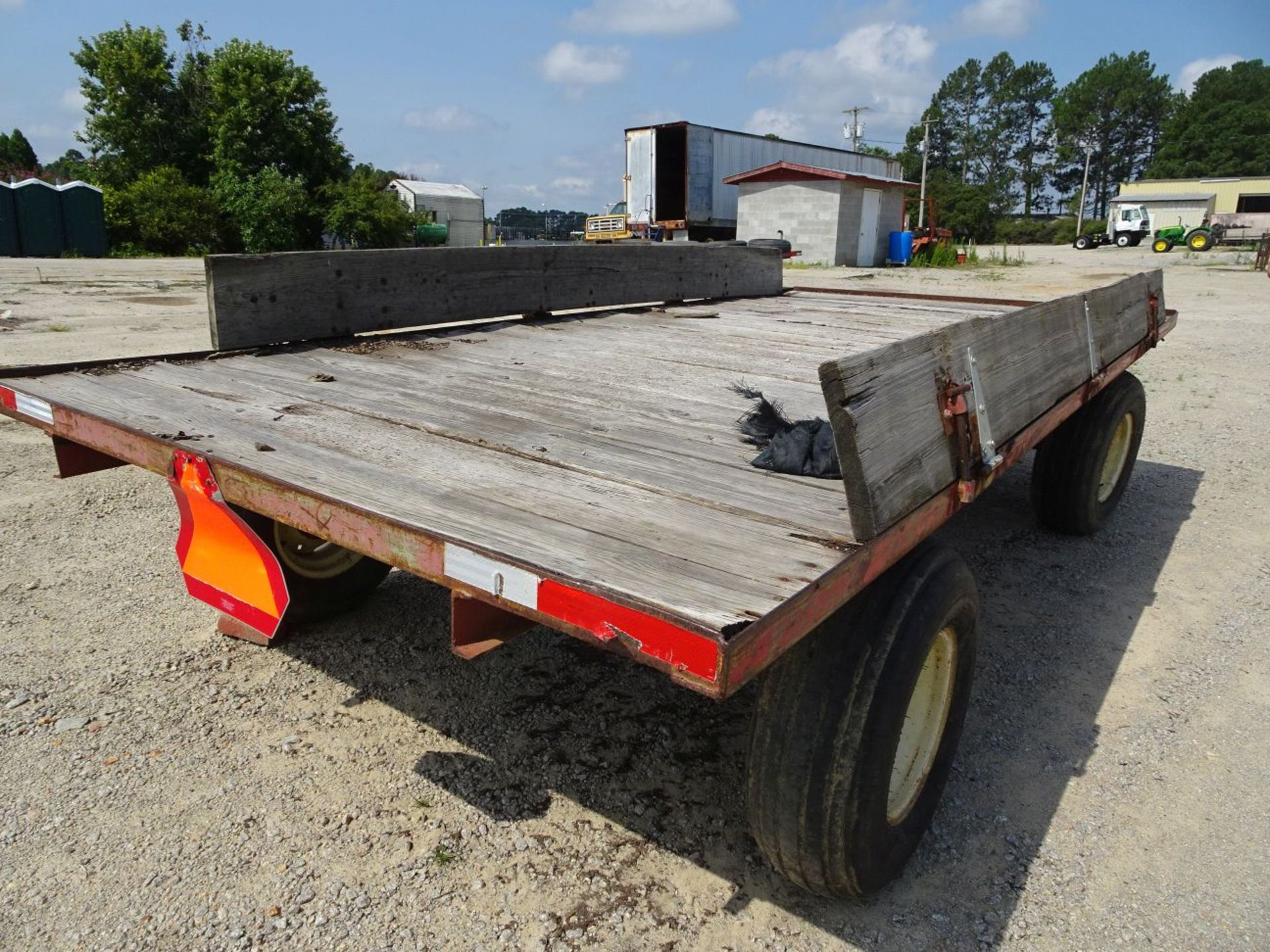 KORY 6872 STEERABLE WAGON, 15' BED, 11L-15 TIRES, WITH HINGED WOOD SIDES (LOCATION: FARM C) - Image 3 of 4