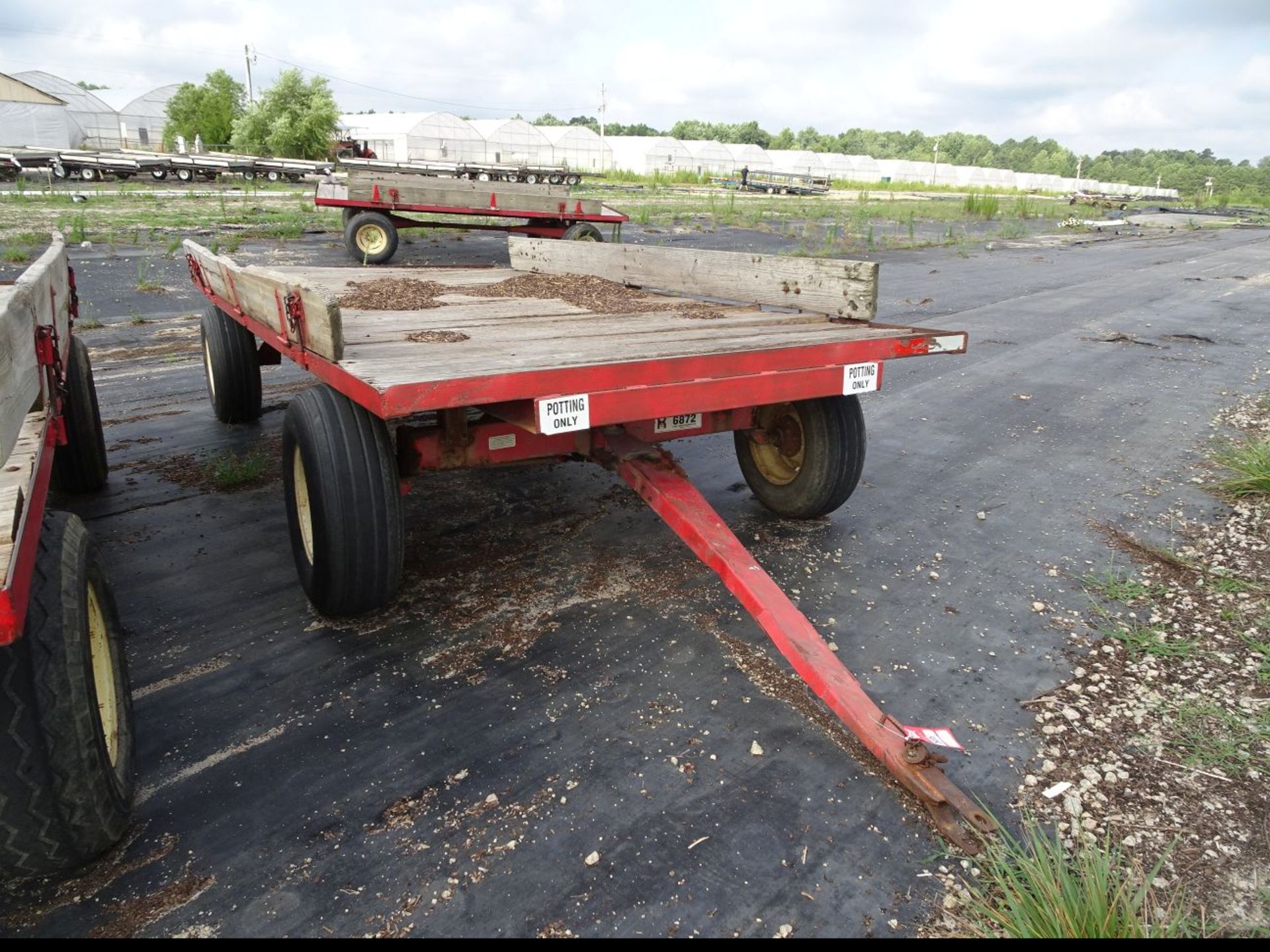 KORY 6872 STEERABLE WAGON, 15' BED, 11L-15 TIRES, WITH HINGED WOOD SIDES (LOCATION: FARM C) - Image 2 of 3