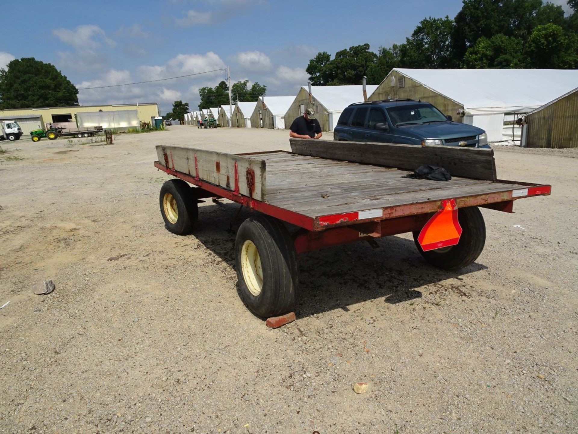 KORY 6872 STEERABLE WAGON, 15' BED, 11L-15 TIRES, WITH HINGED WOOD SIDES (LOCATION: FARM C) - Image 2 of 4