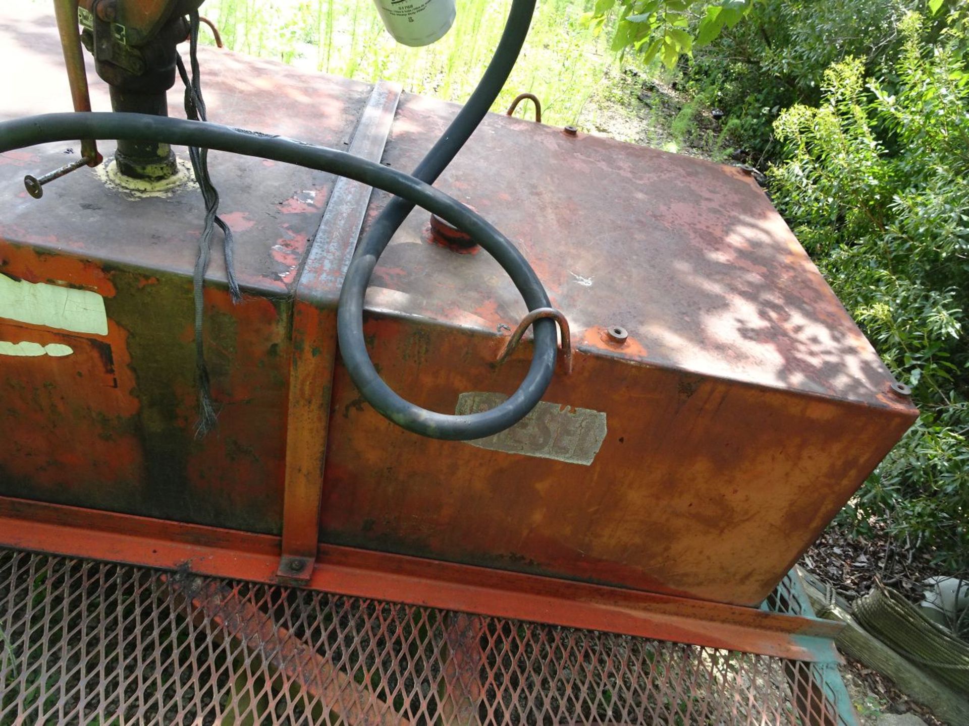 TOWABLE FUEL TRAILER, APPROX 150 GALLON, PIN STYLE HITCH, SINGLE AXLE, WITH MANUAL PUMP (LOCATION: - Image 4 of 4