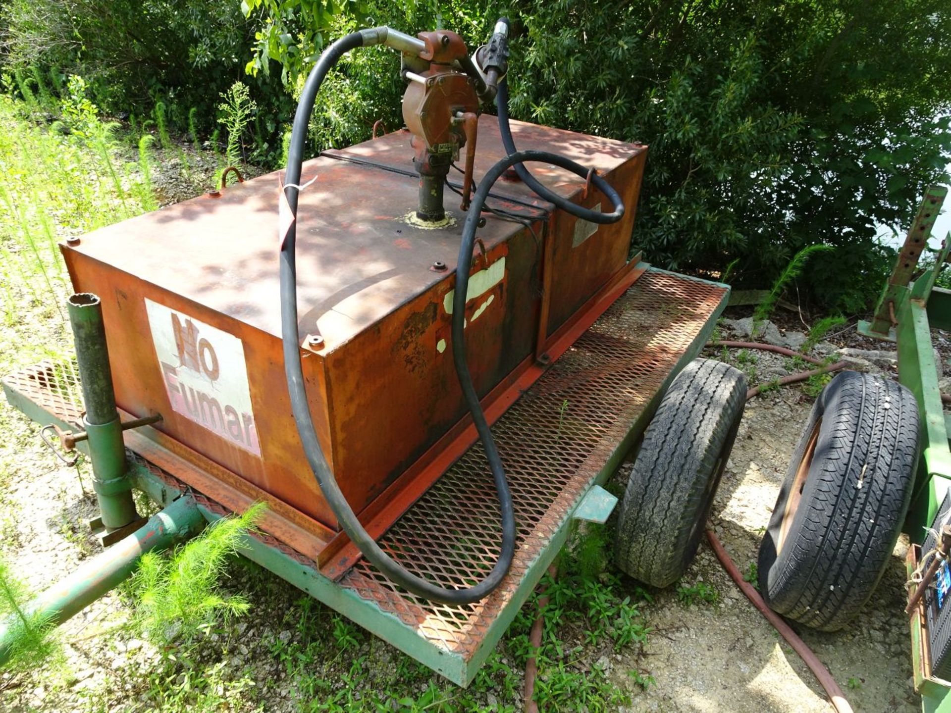 TOWABLE FUEL TRAILER, APPROX 150 GALLON, PIN STYLE HITCH, SINGLE AXLE, WITH MANUAL PUMP (LOCATION: - Image 2 of 4
