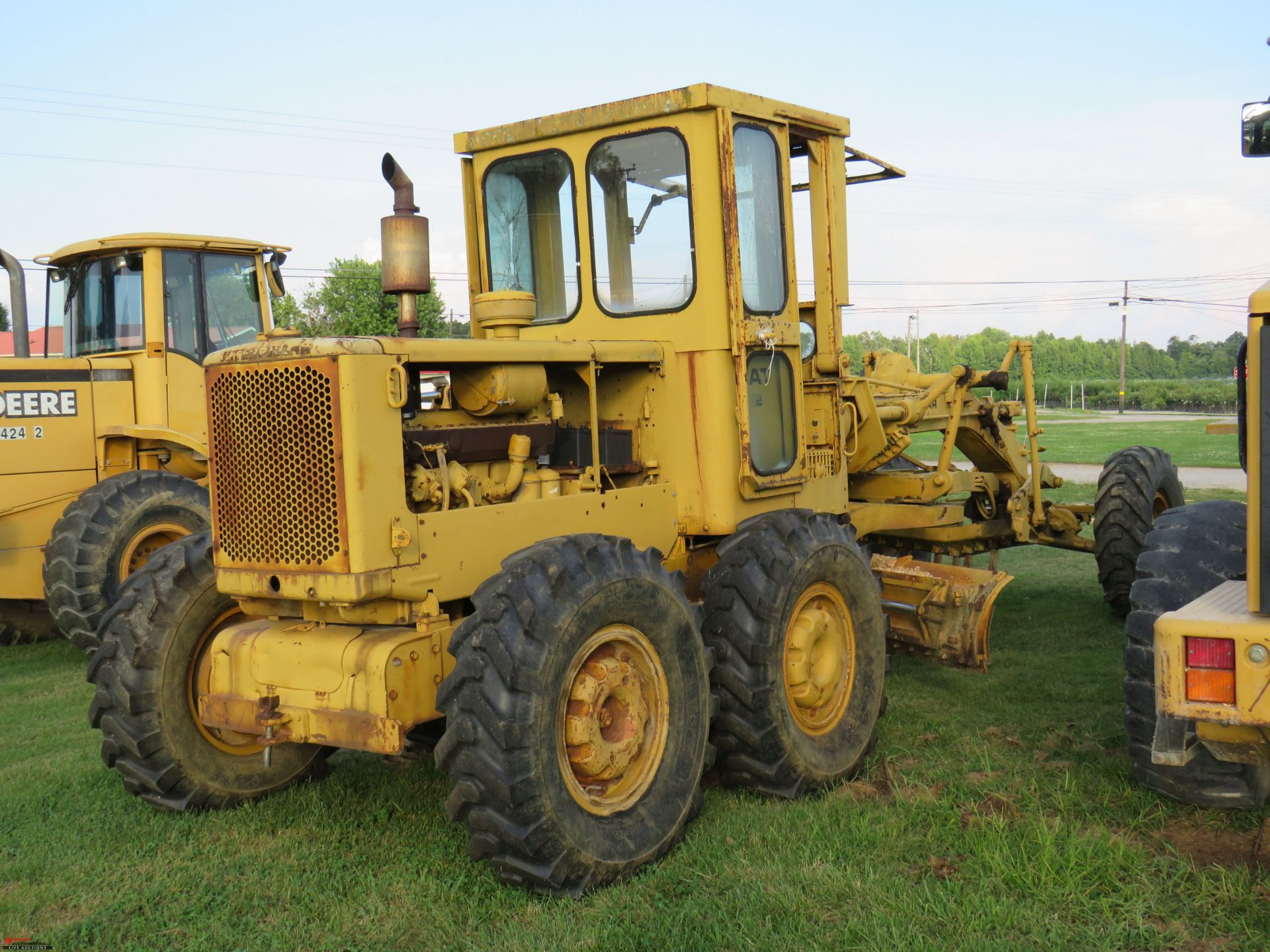CAT 12 GRADER, 12' BLADE, CAB, SOME BROKEN WINDOWS, NO FRONT WINDSHIELD, HOURS NOT AVAILABLE, S/N - Image 3 of 7