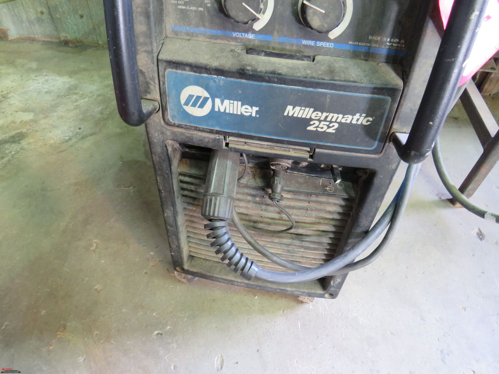 MILLER MILLERMATIC 252 WELDER, WIRE FEED, TANKS ARE NOT INCLUDED - Image 3 of 4