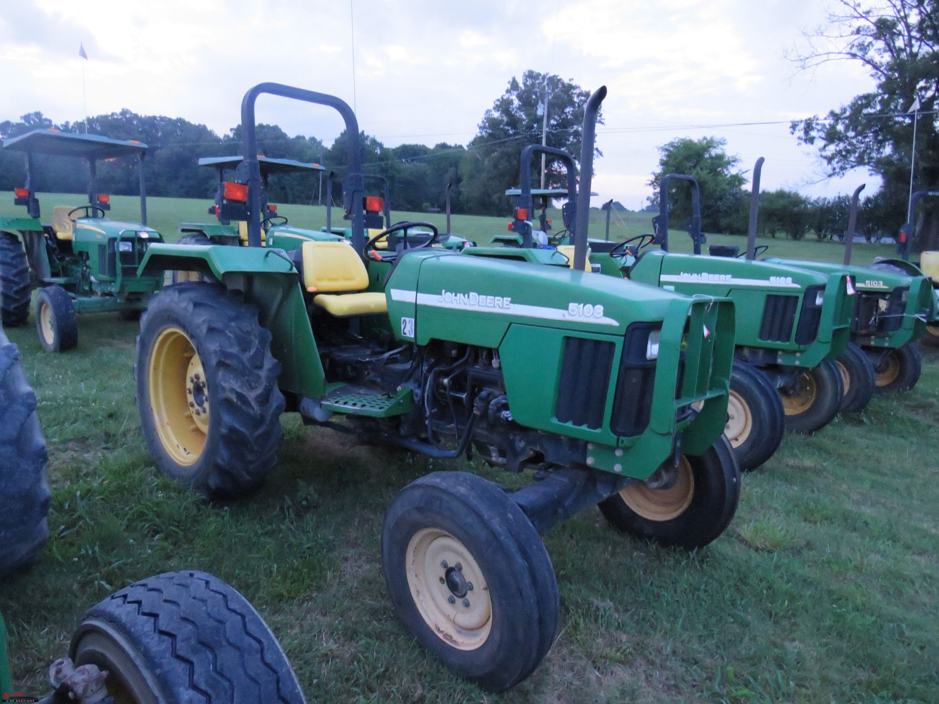 2007 JOHN DEERE 5103 TRACTOR, 3PT, NO TOP LINK, HAS PTO, 13.6-28 REAR TIRES, HOURS NOT AVAILABLE - Image 2 of 8