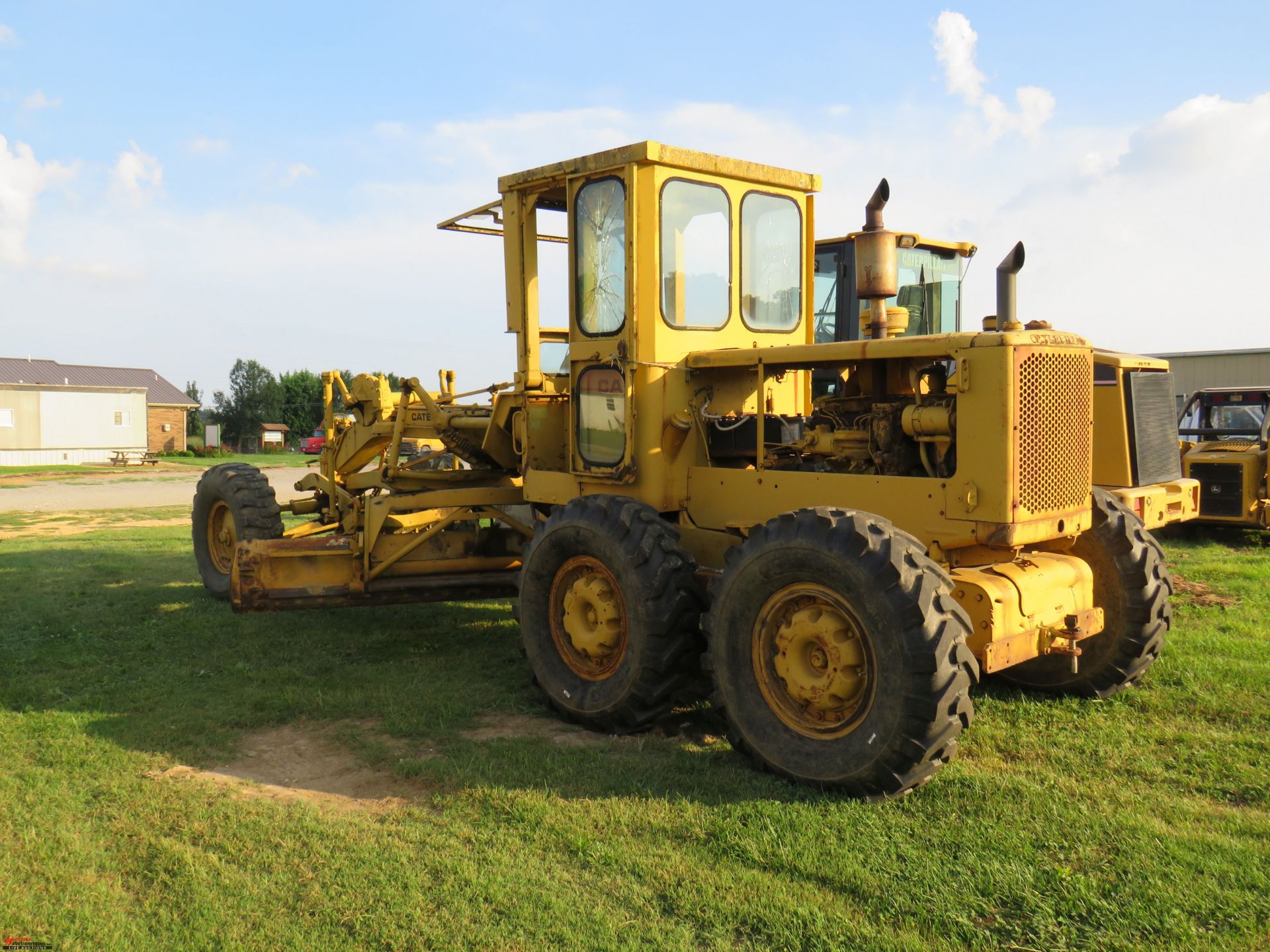 CAT 12 GRADER, 12' BLADE, CAB, SOME BROKEN WINDOWS, NO FRONT WINDSHIELD, HOURS NOT AVAILABLE, S/N - Image 4 of 7