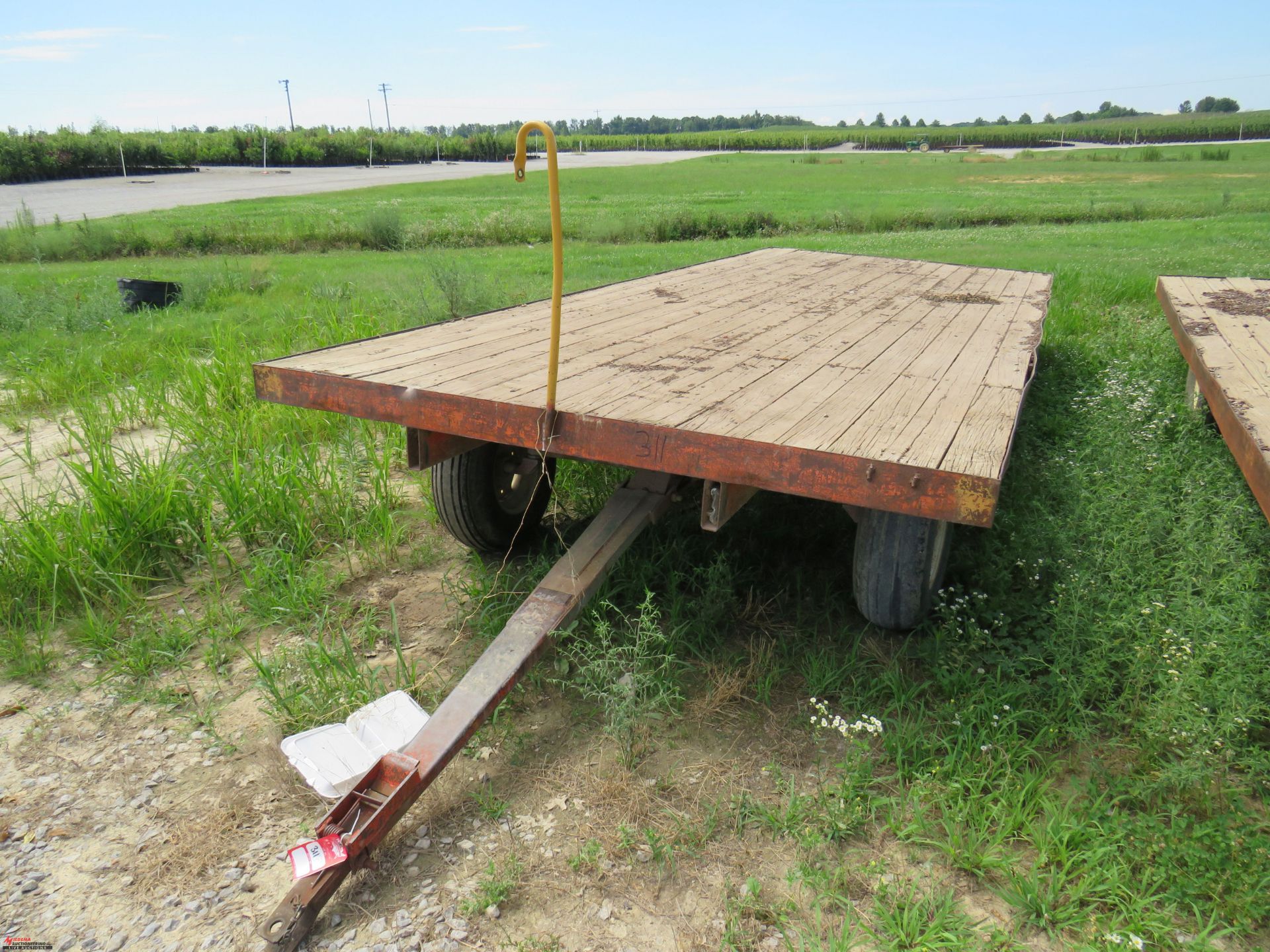 KORY 6072 FLAT BED WAGON, 20', TIE ROD STEERING, PIN HITCH, HAS FLAT TIRE