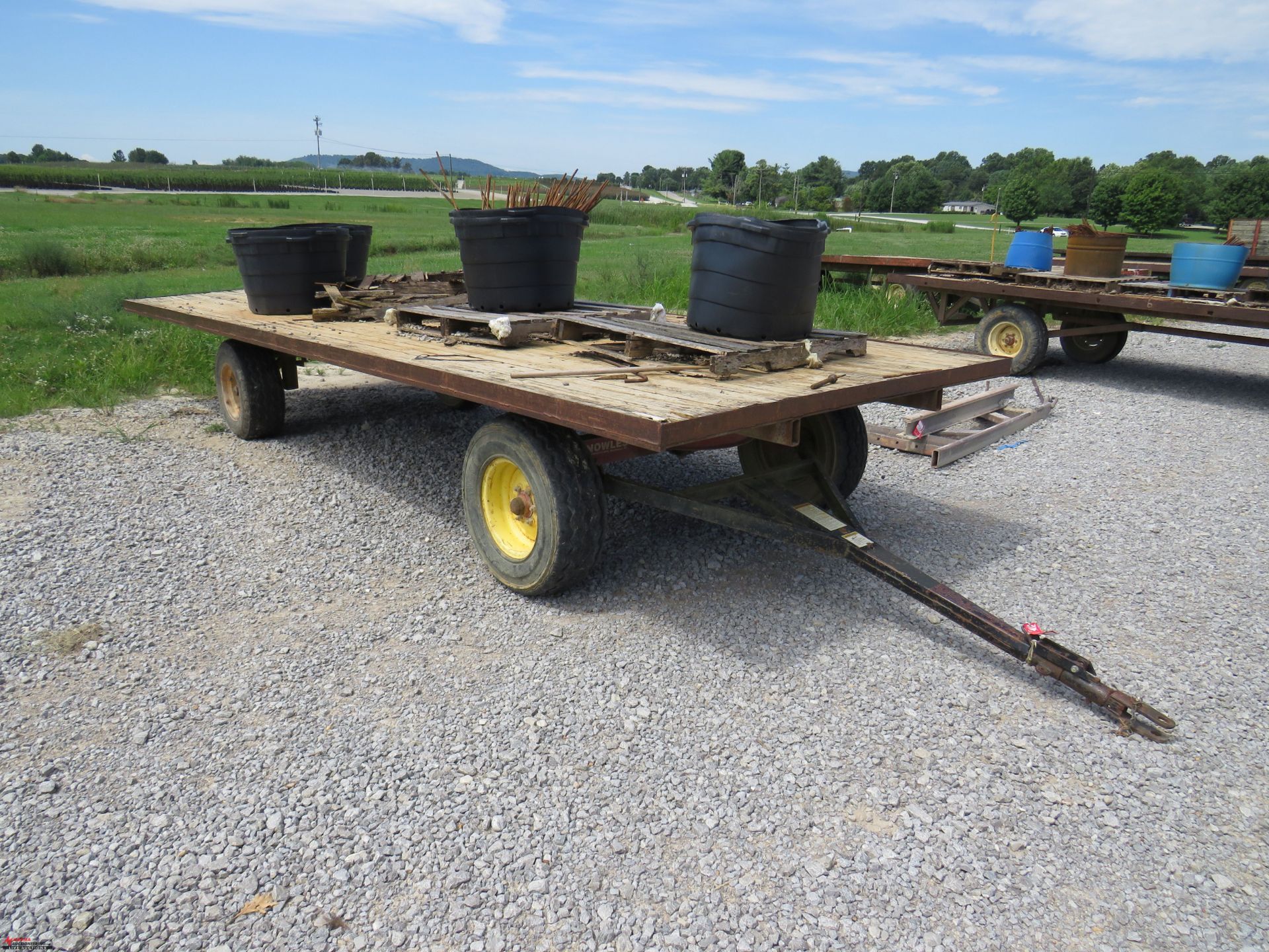 KNOWLES FLAT BED TRAILER, 20', FIFTH WHEEL STYLE STEERING, PIN HITCH, CONTENTS ON TRAILER ARE NOT - Image 2 of 3