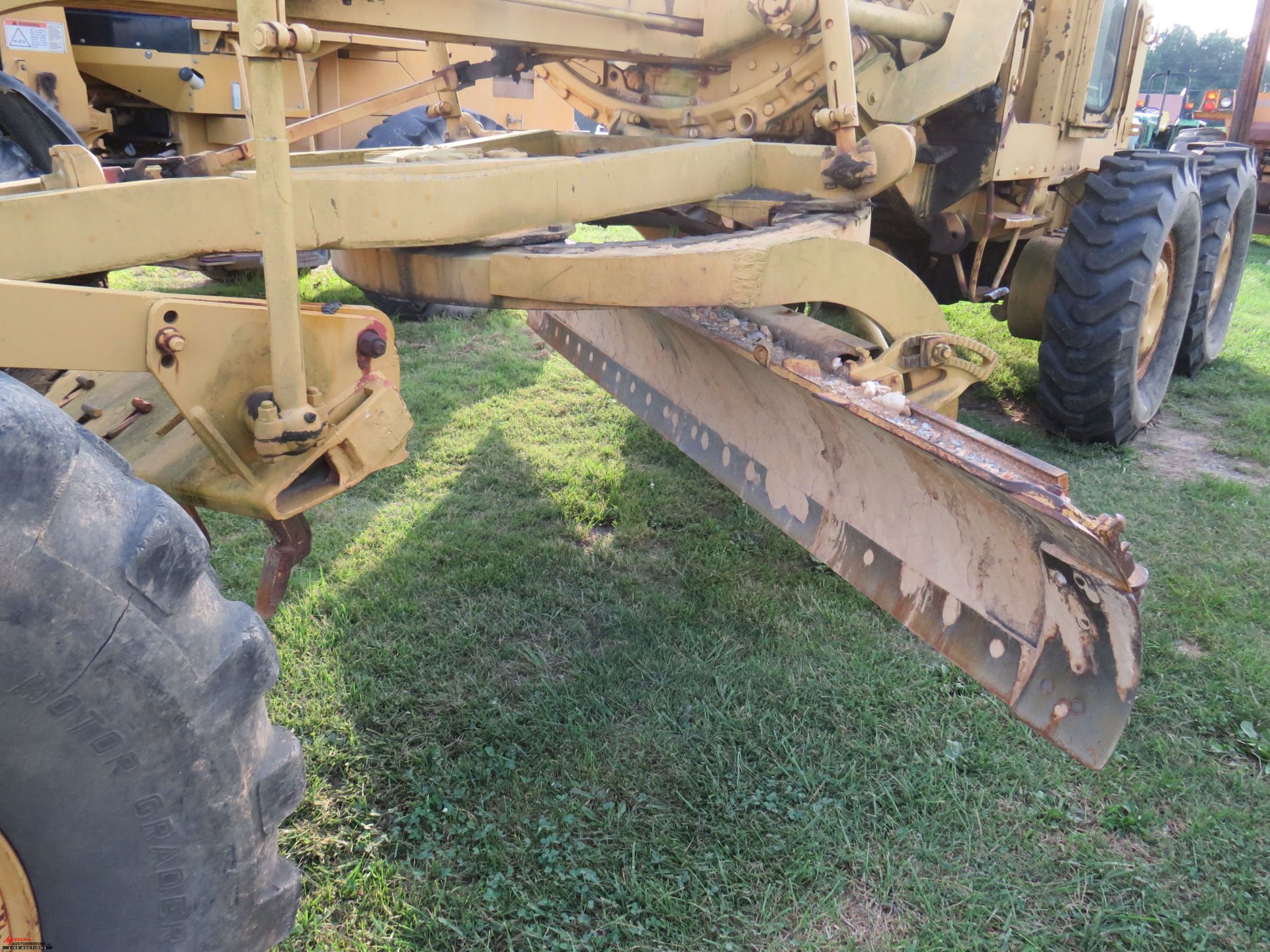 CAT 12 GRADER, 12' BLADE, CAB, SOME BROKEN WINDOWS, NO FRONT WINDSHIELD, HOURS NOT AVAILABLE, S/N - Image 5 of 7