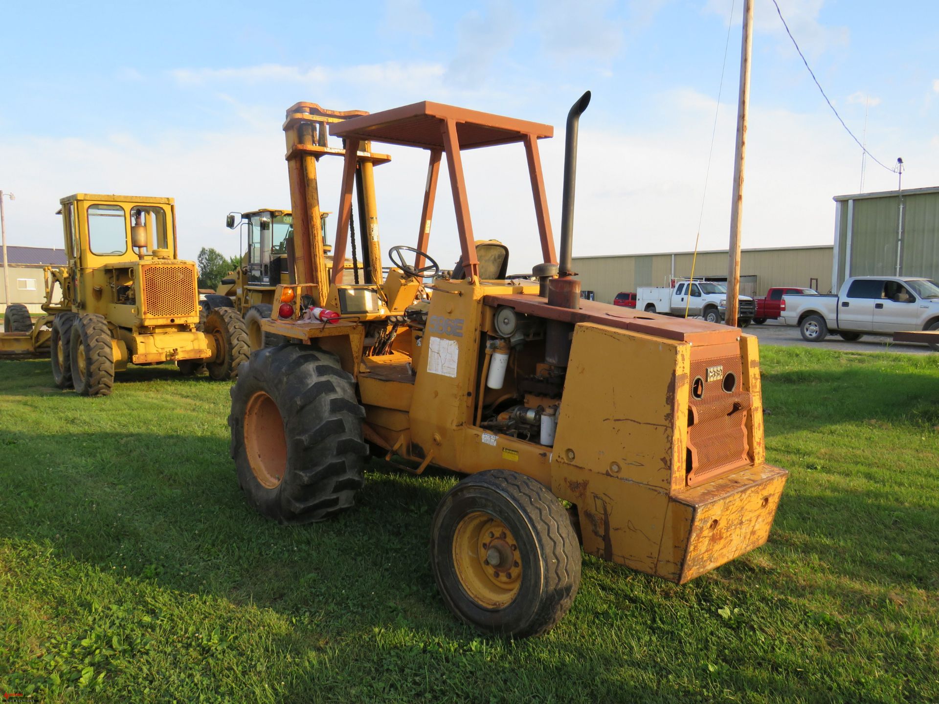 CASE 586E ROUGH TERRAIN FORKLIFT, 2-WHEEL DRIVE, DIESEL, OROPS, 4'' FORKS, 6991 HOURS SHOWING (HOURS - Image 3 of 7